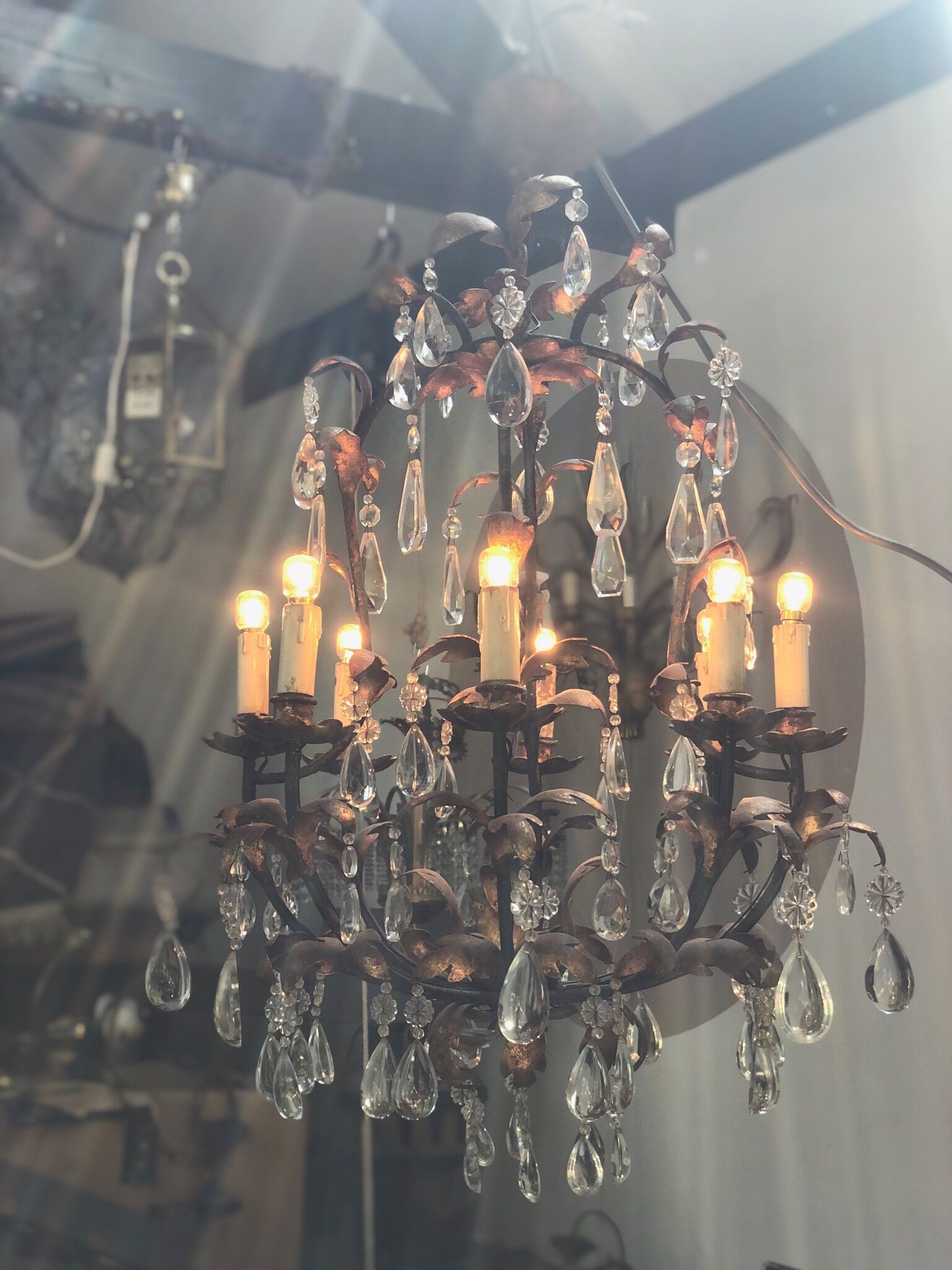 Lustre Avec les feuilles dorés et plein des cristal 30