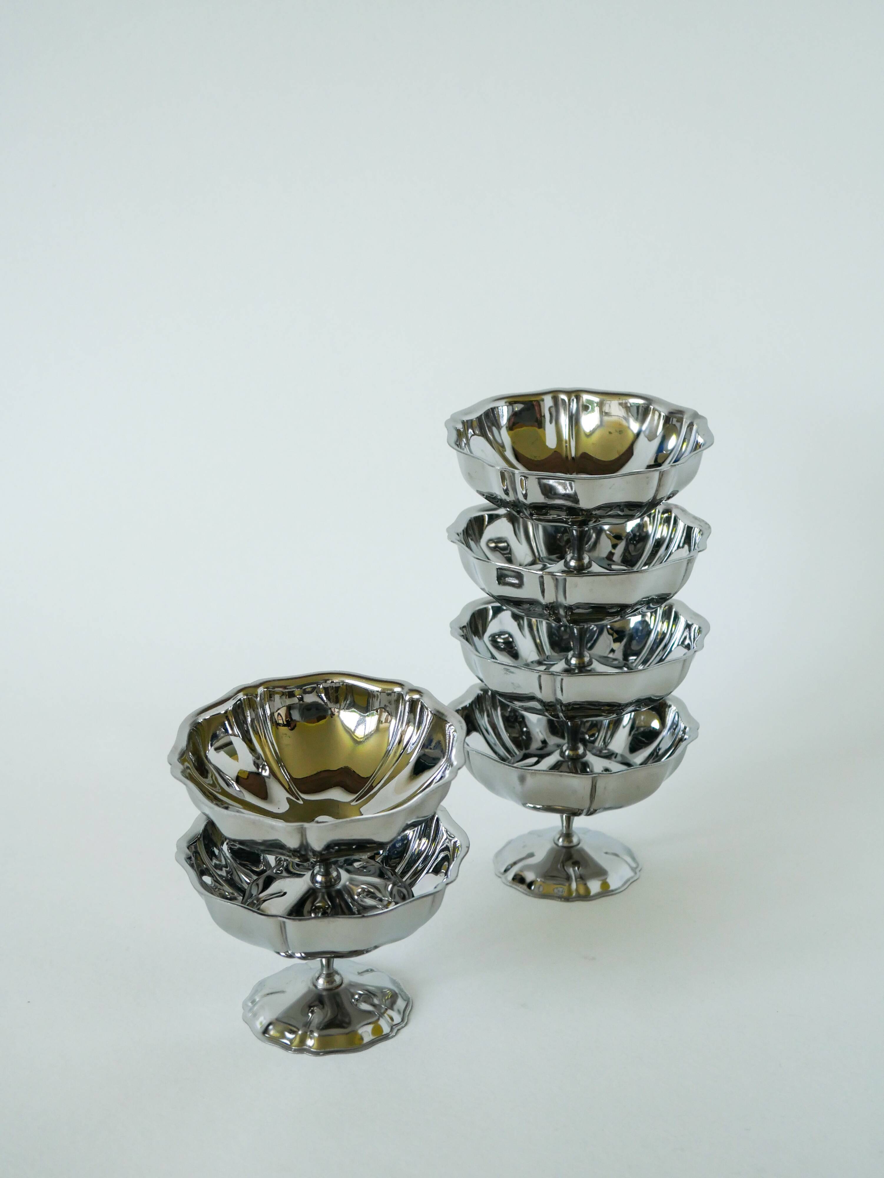Set of 6 small, very elaborate stainless steel bowls with fine legs, mid-height, Design, 1970