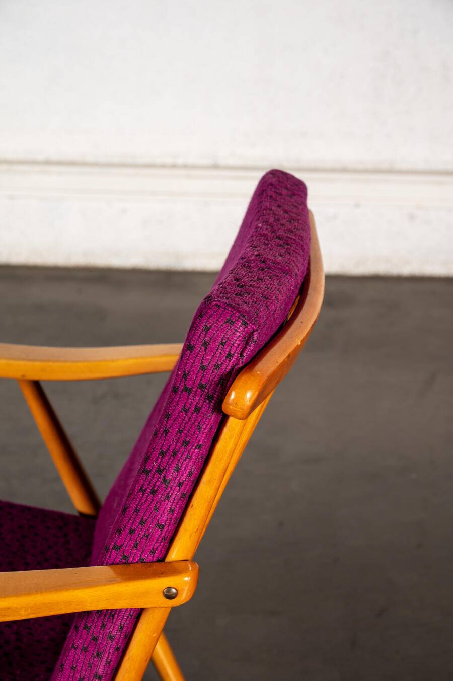 Boomerang armchair in mauve fabric