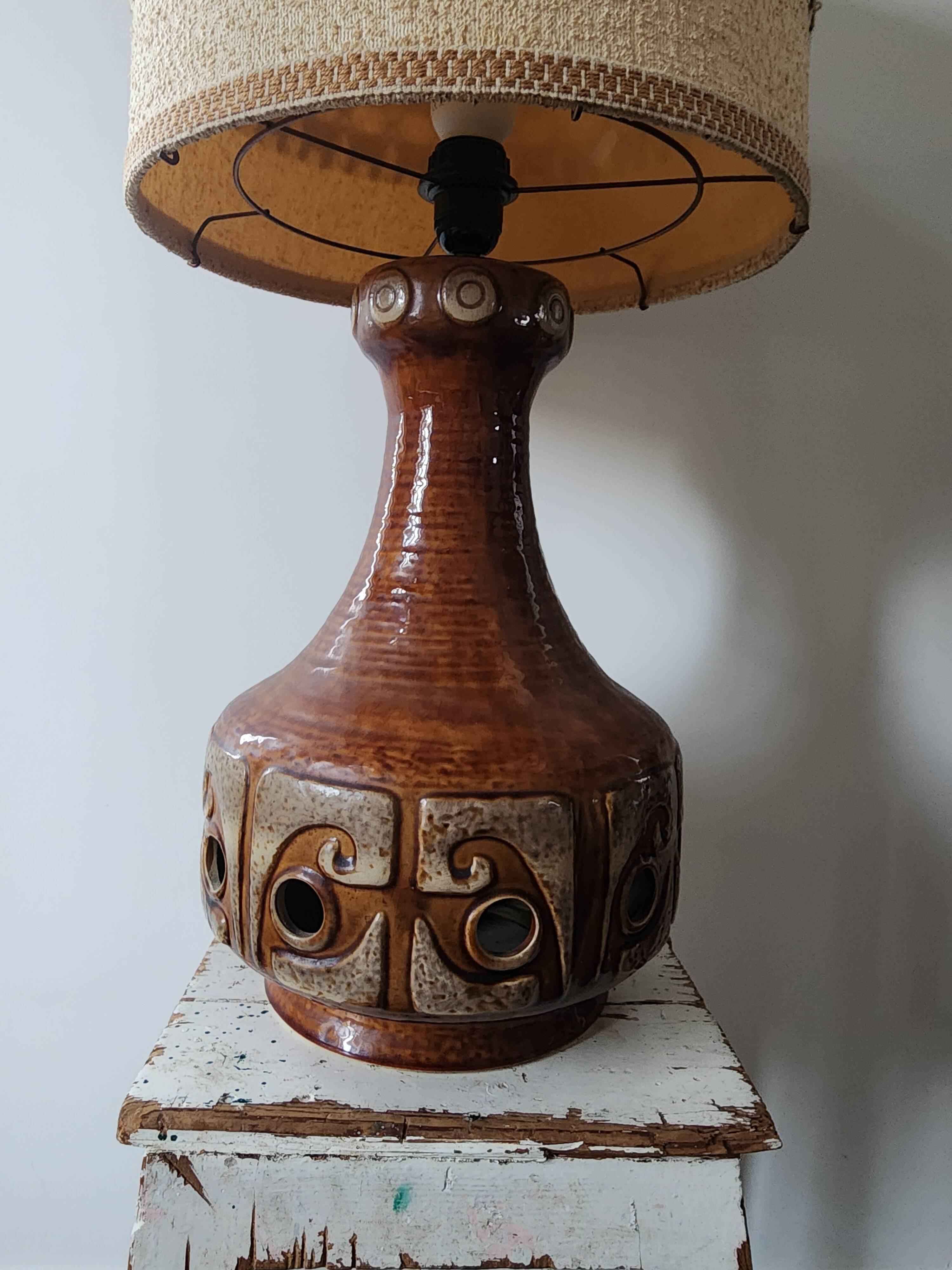 Vintage ceramic lamp with double lighting.