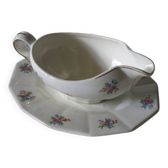 Very pretty Ceranord France porcelain gravy boat in very good condition.