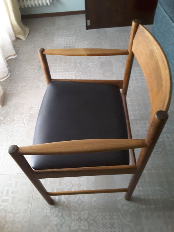 Chaise accoudoir en merisier massif années 1960