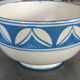 Plat coupe ancien en céramique craquelé à décor de peinture bleu