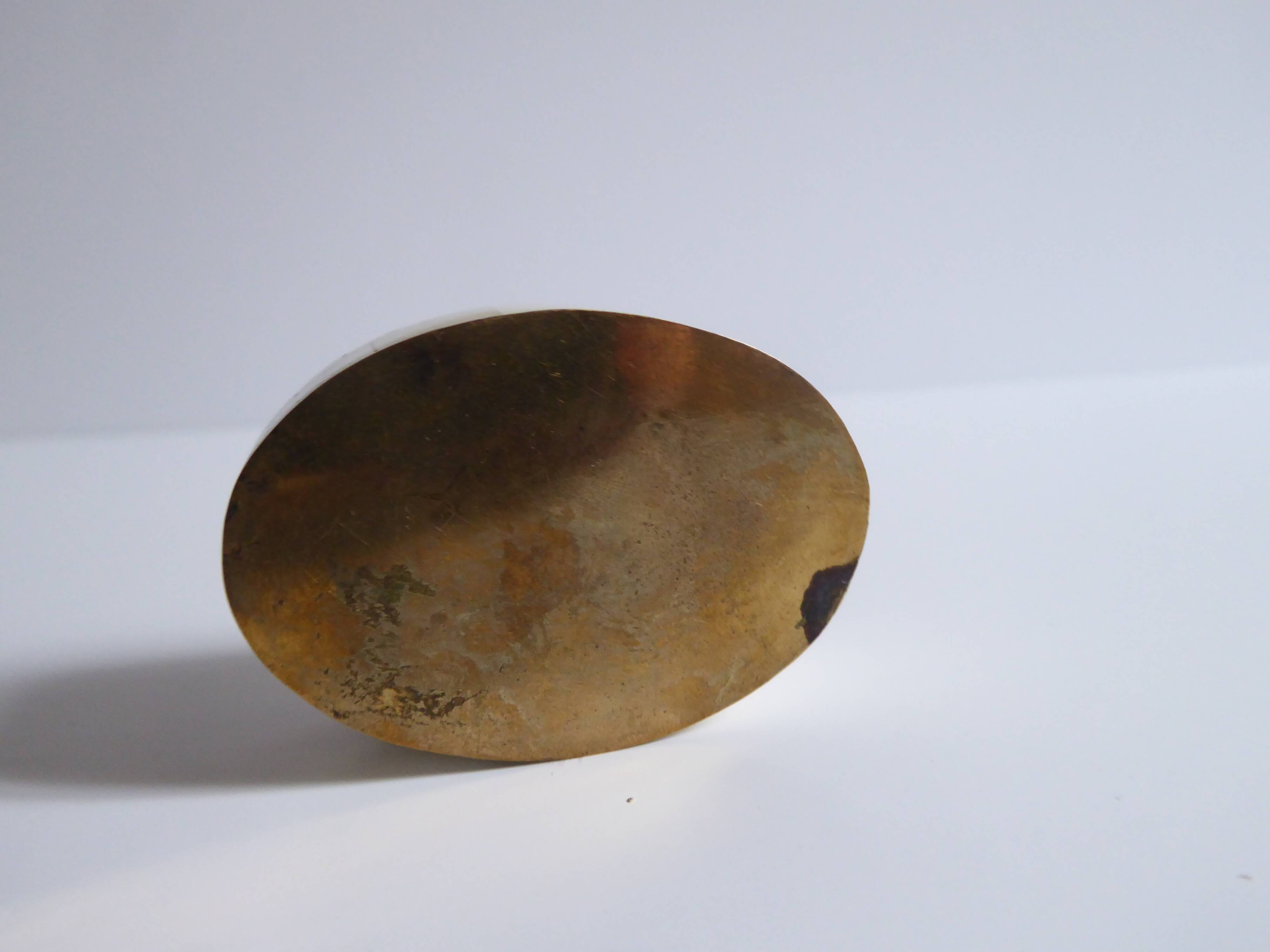 Oval box in white horn and wood