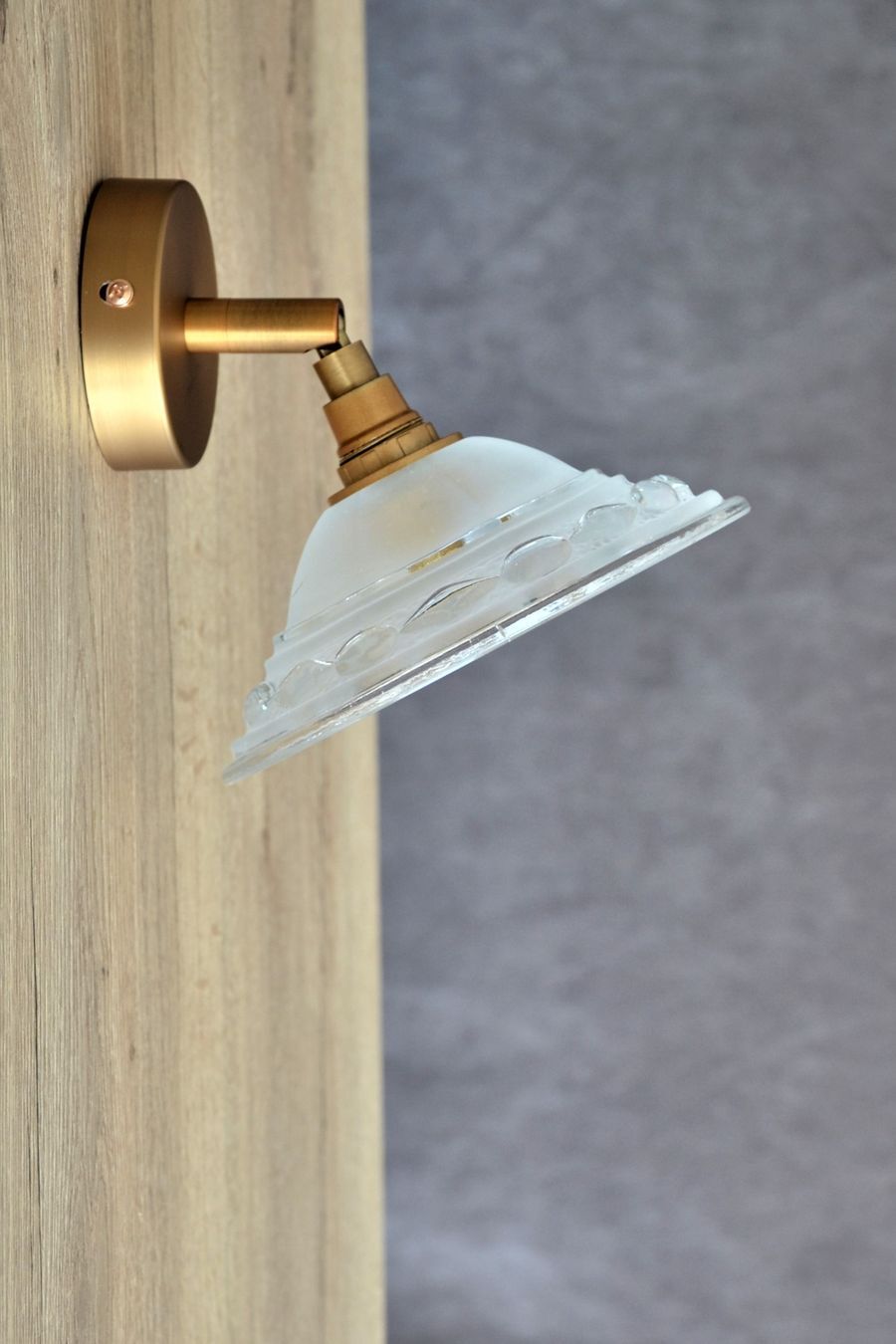 Articulated wall lampshade, satin metal stand