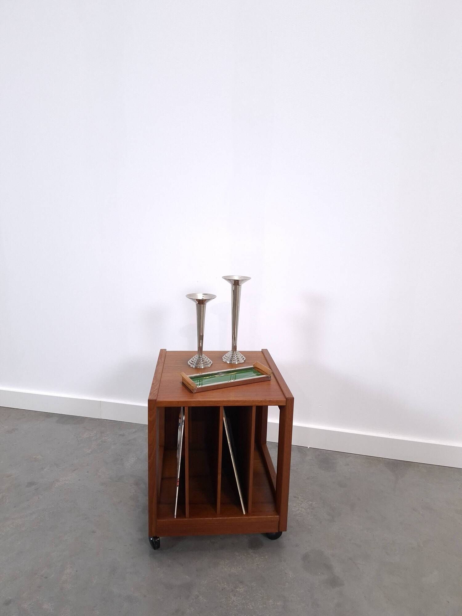 Teak LP kast op wielen, bijzettafel, nachtkastje, kast 2