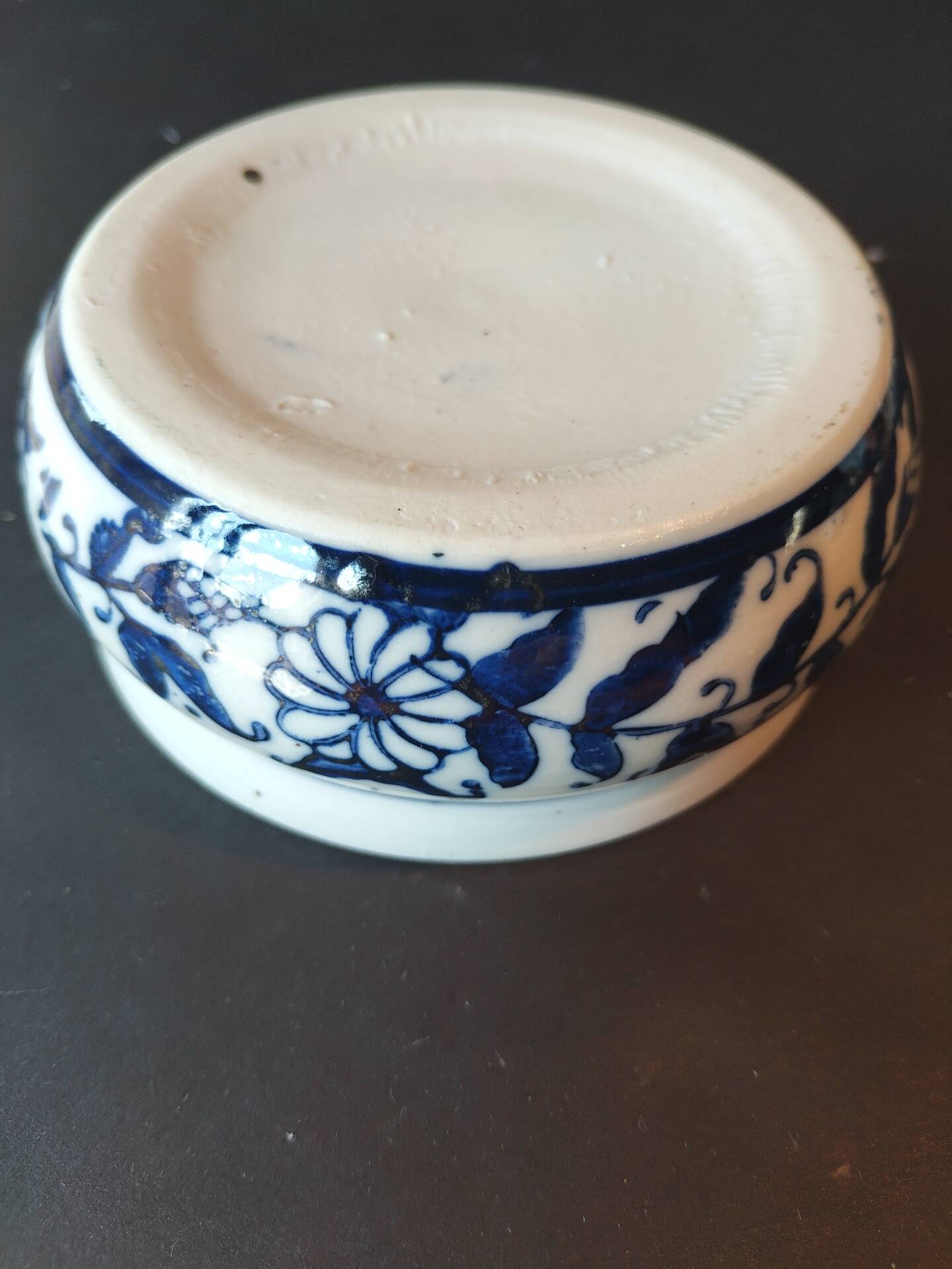 Petite coupe chinoise bleu et blanc à décor floral – XXe siècle