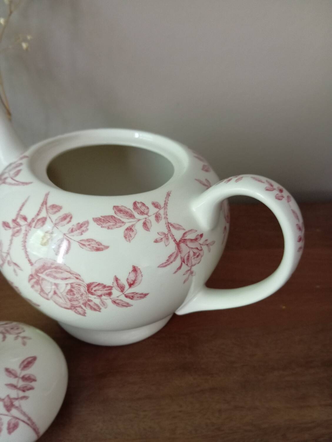 Théière décor à la rose de Churchill - England