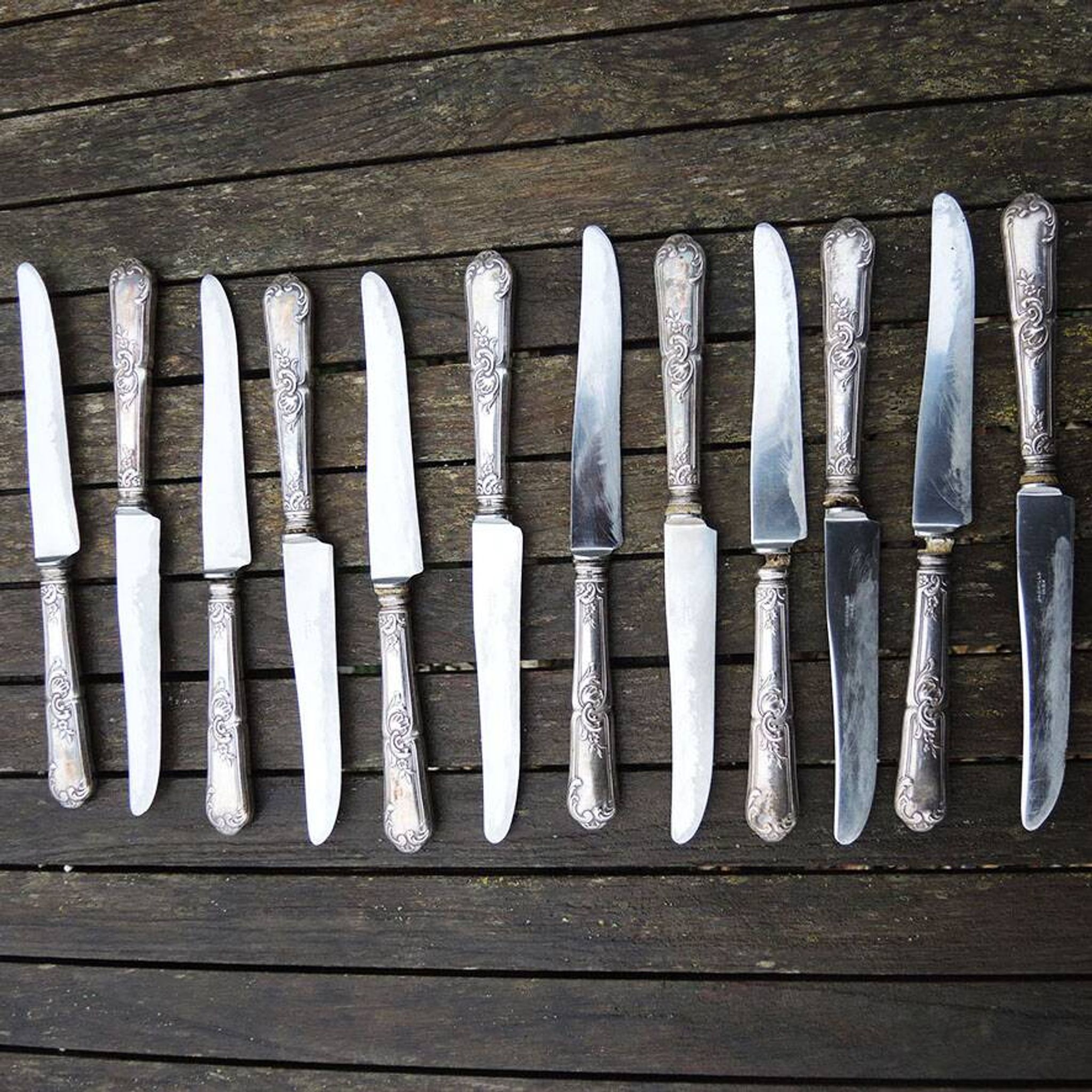 12 anciens couteaux de table Orbrille en inox