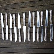 12 anciens couteaux de table Orbrille en inox