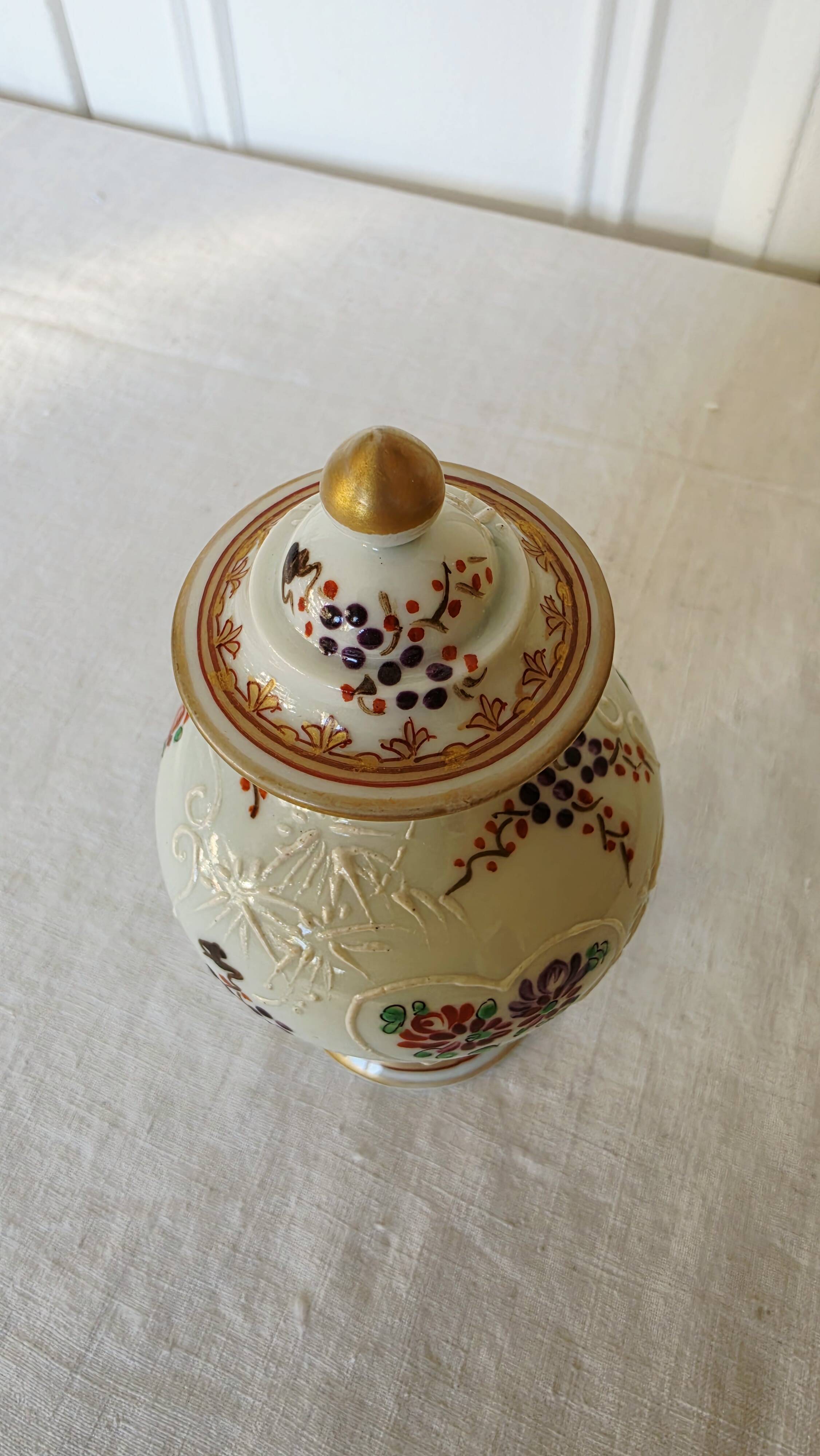 Small porcelain pot hand-painted by Samson Paris, Compagnie d style.