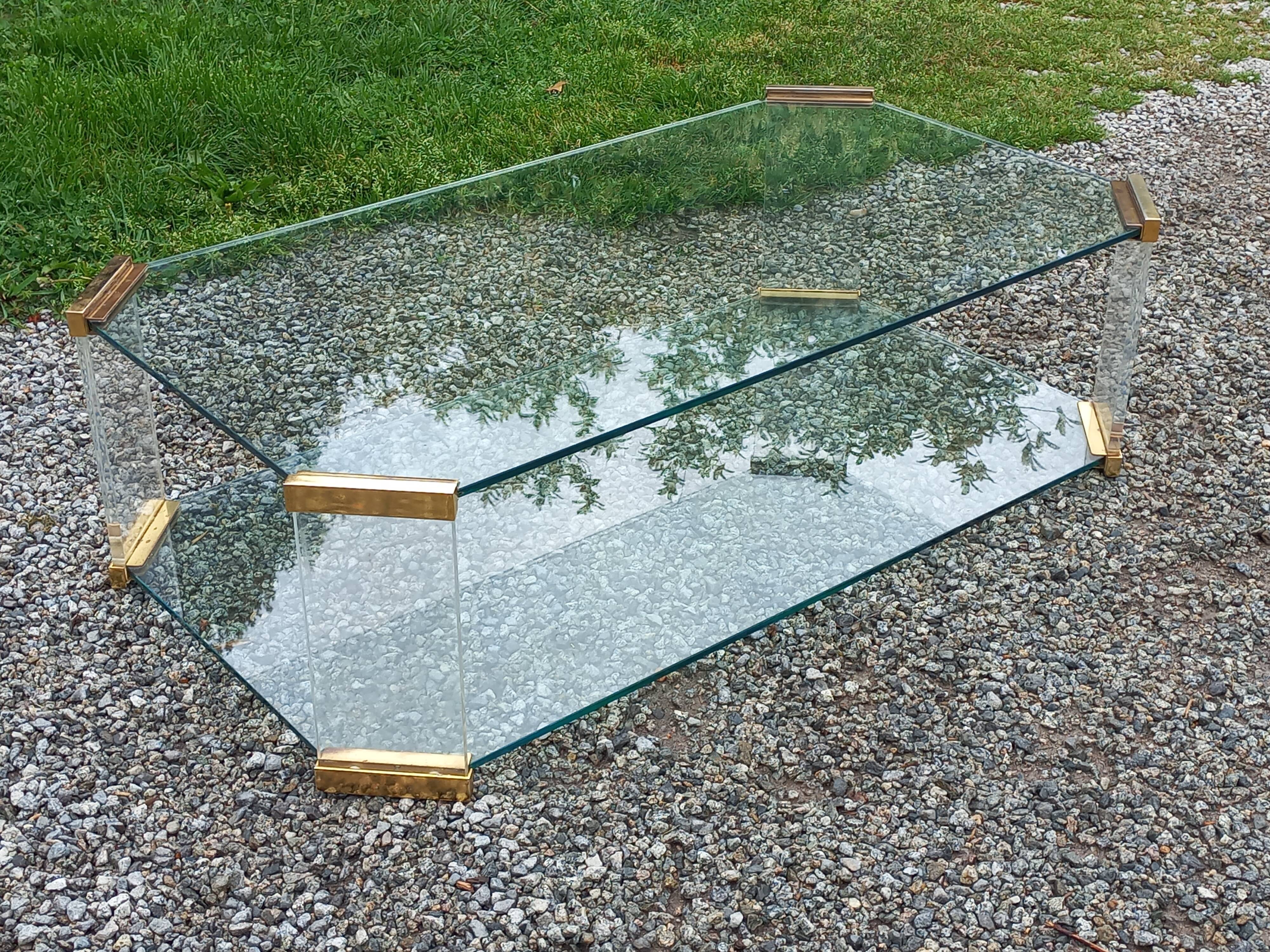 Table basse design des années 70 en verre plexi métal doré