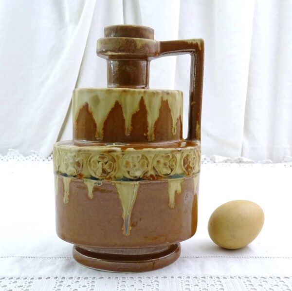 Bouteille ancienne art déco, France, en céramique avec anse et bouchon