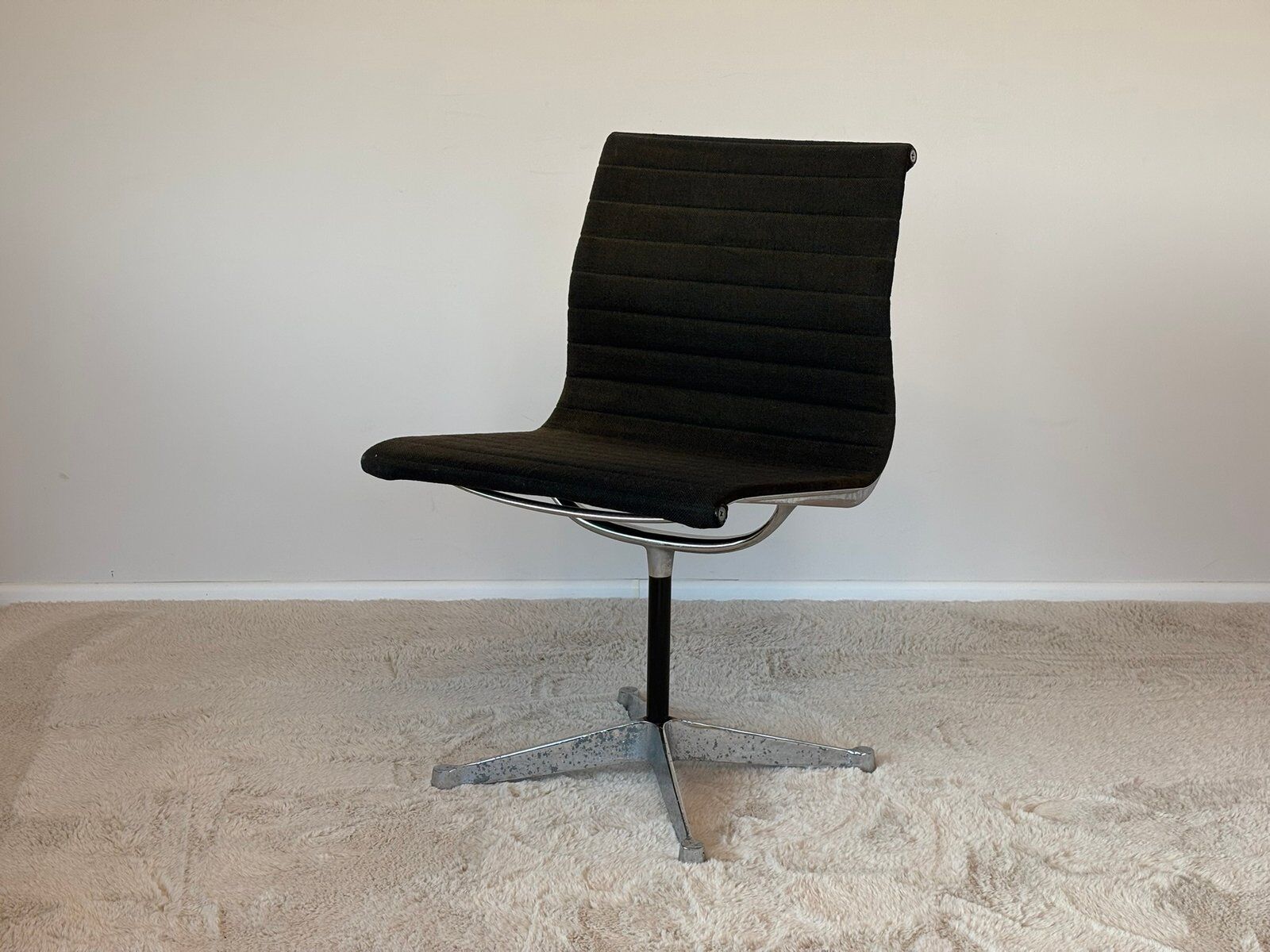 Model EA 105 aluminium chair by Eames for Herman Miller, 1970s