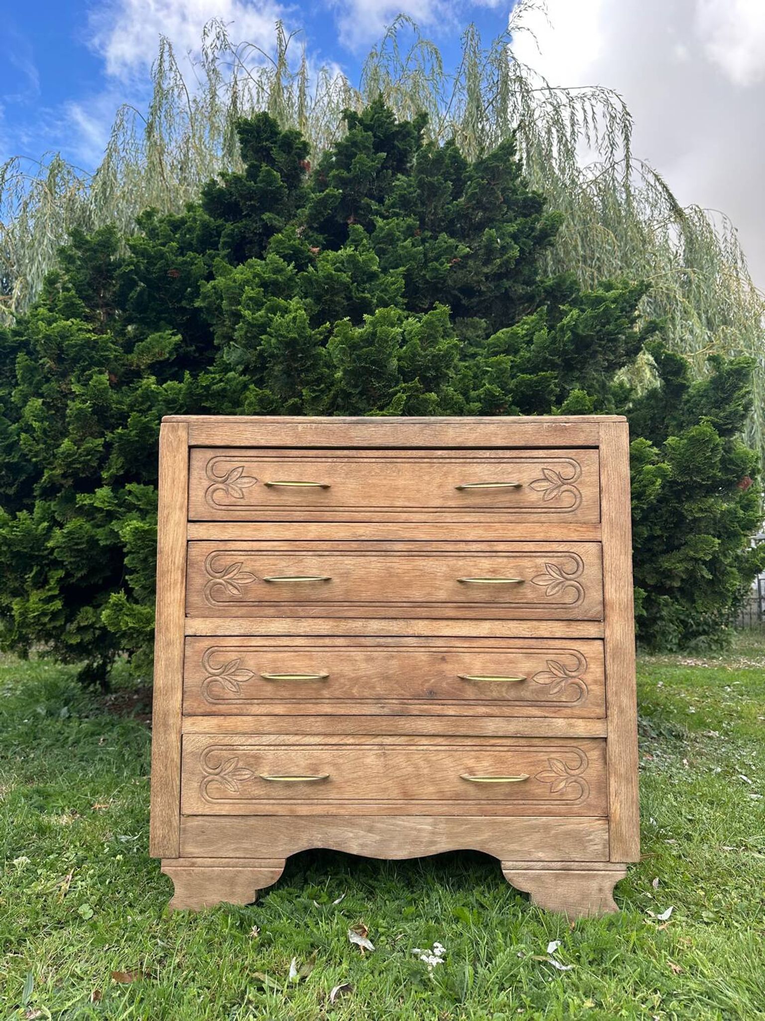 Commode vintage en bois massif sculpté – 4 tiroirs