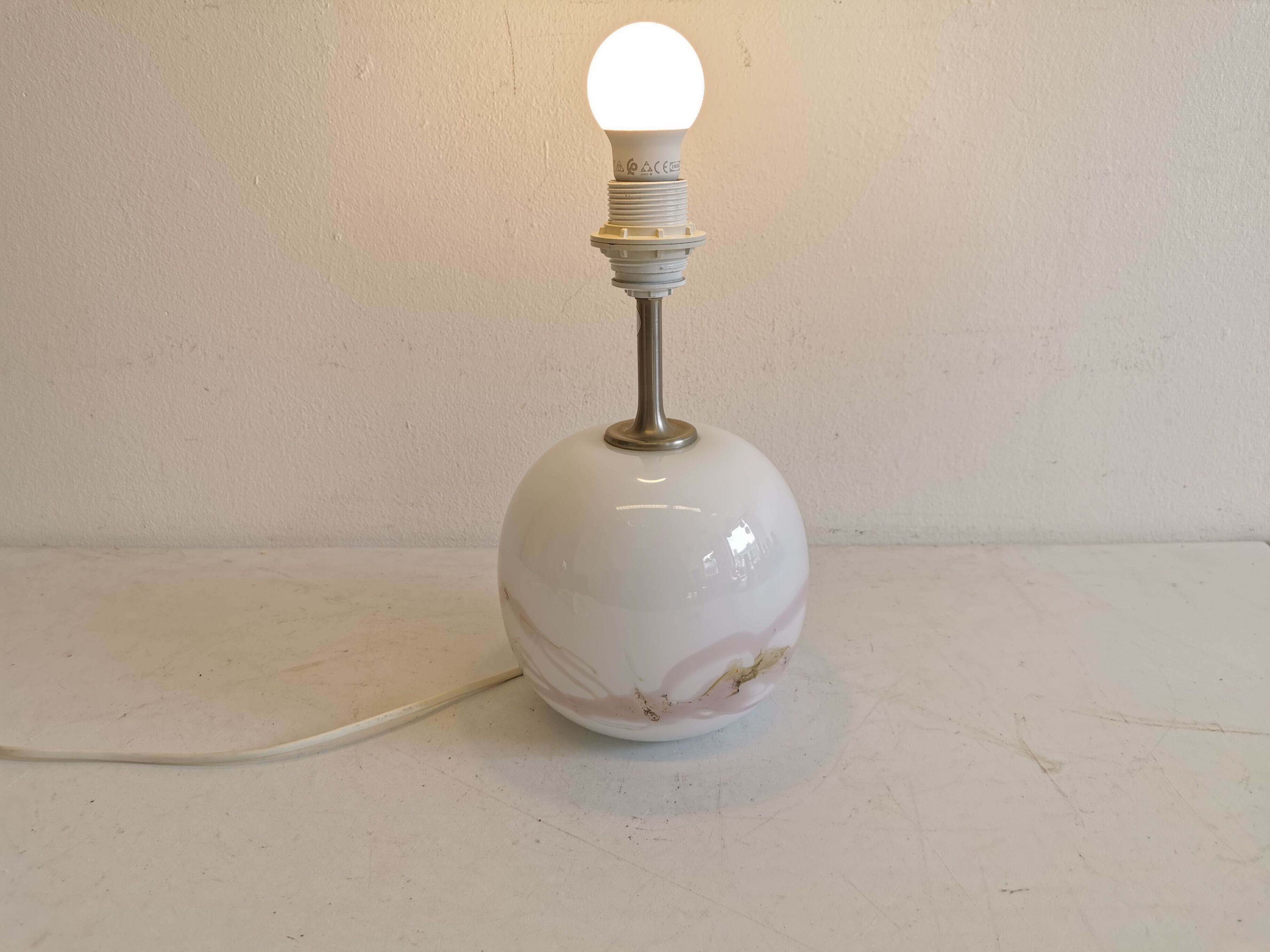 Table lamp in white opal glass, with pink details/decoration