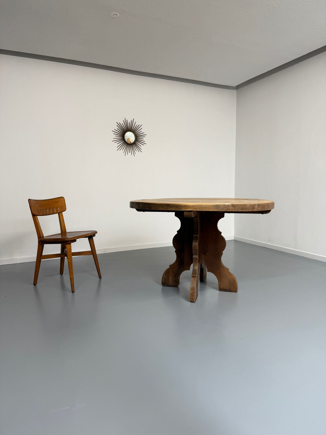 Round table in solid wood, thick top, vintage brutalist style from the 1960s.