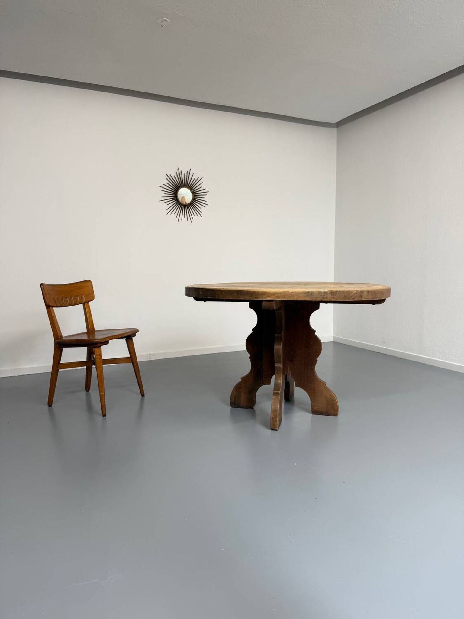 Table ronde en bois massif plateau épais style brutaliste vintage an60