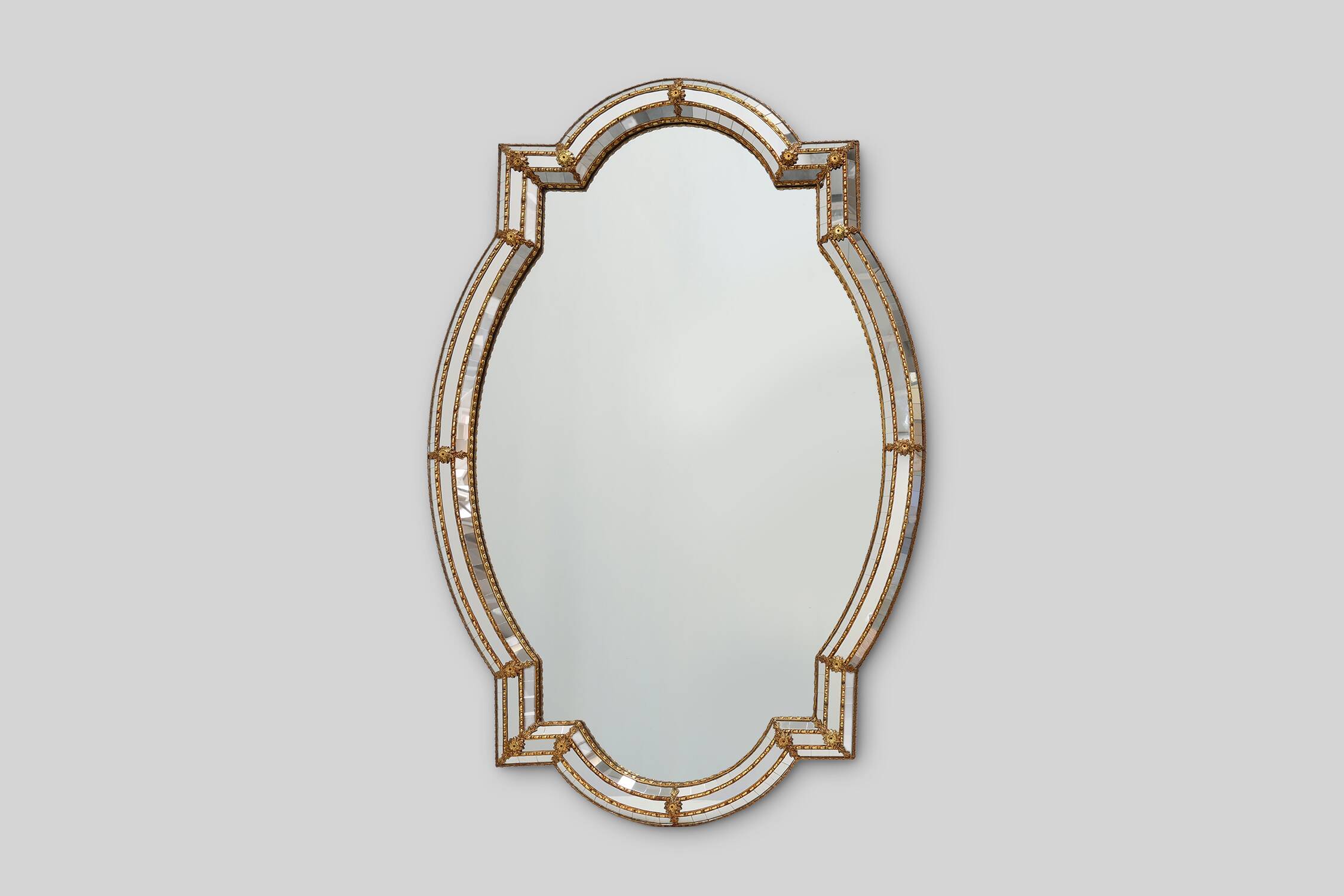 Miroir trapézoïdal en laiton et mosaïque de style vénitien, XXe siècle