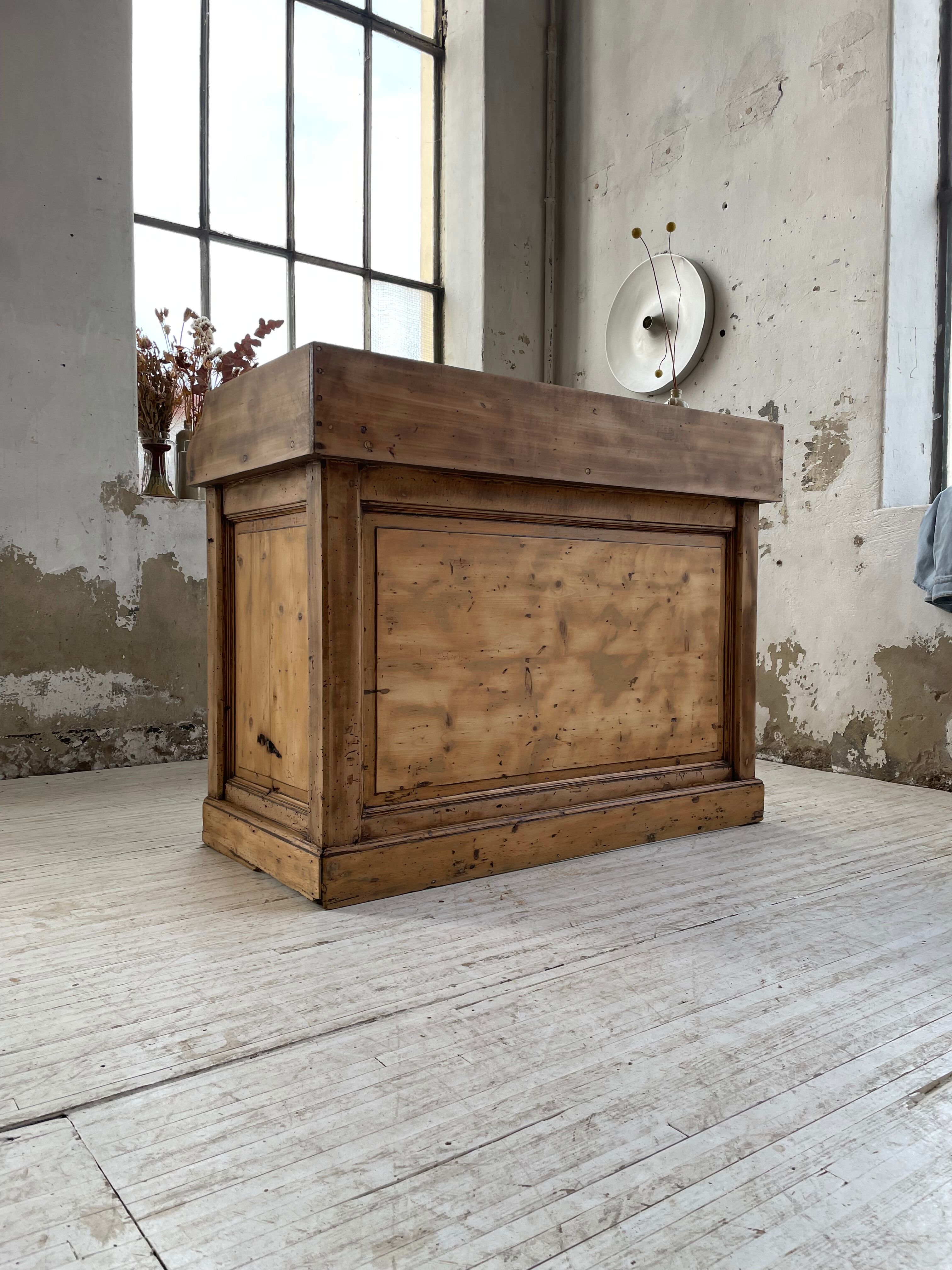 Trading counter central island pine