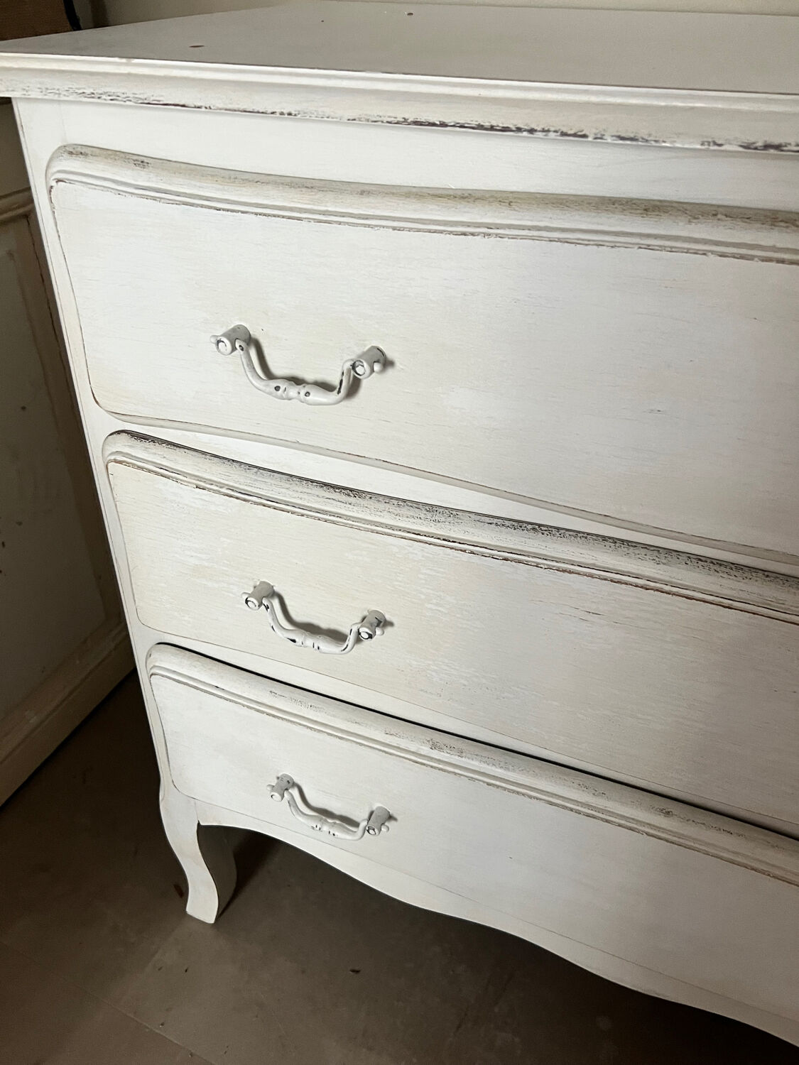 Chest of drawers with 3 curved legs