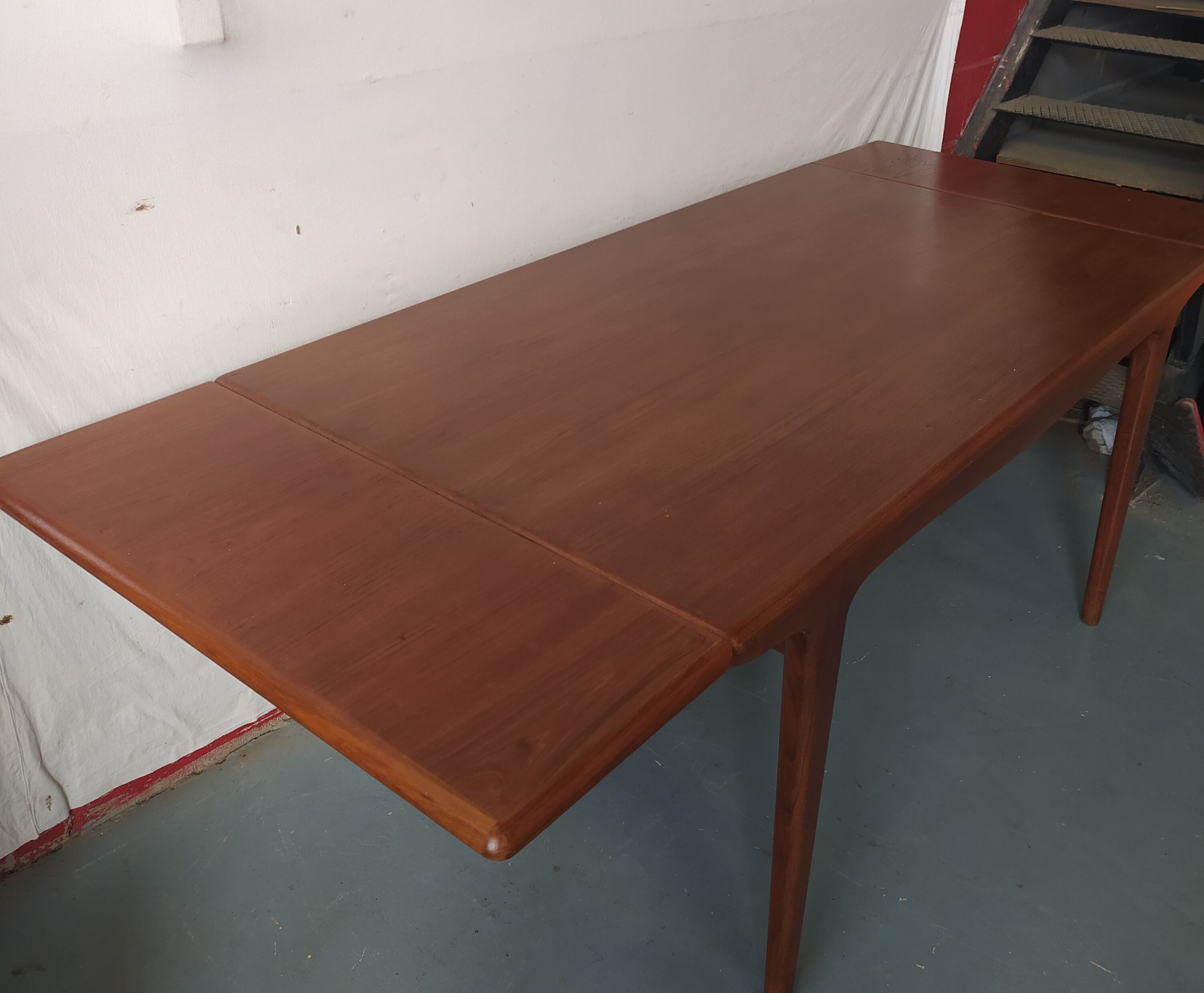 Extendable table in solid teak