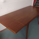 Extendable table in solid teak