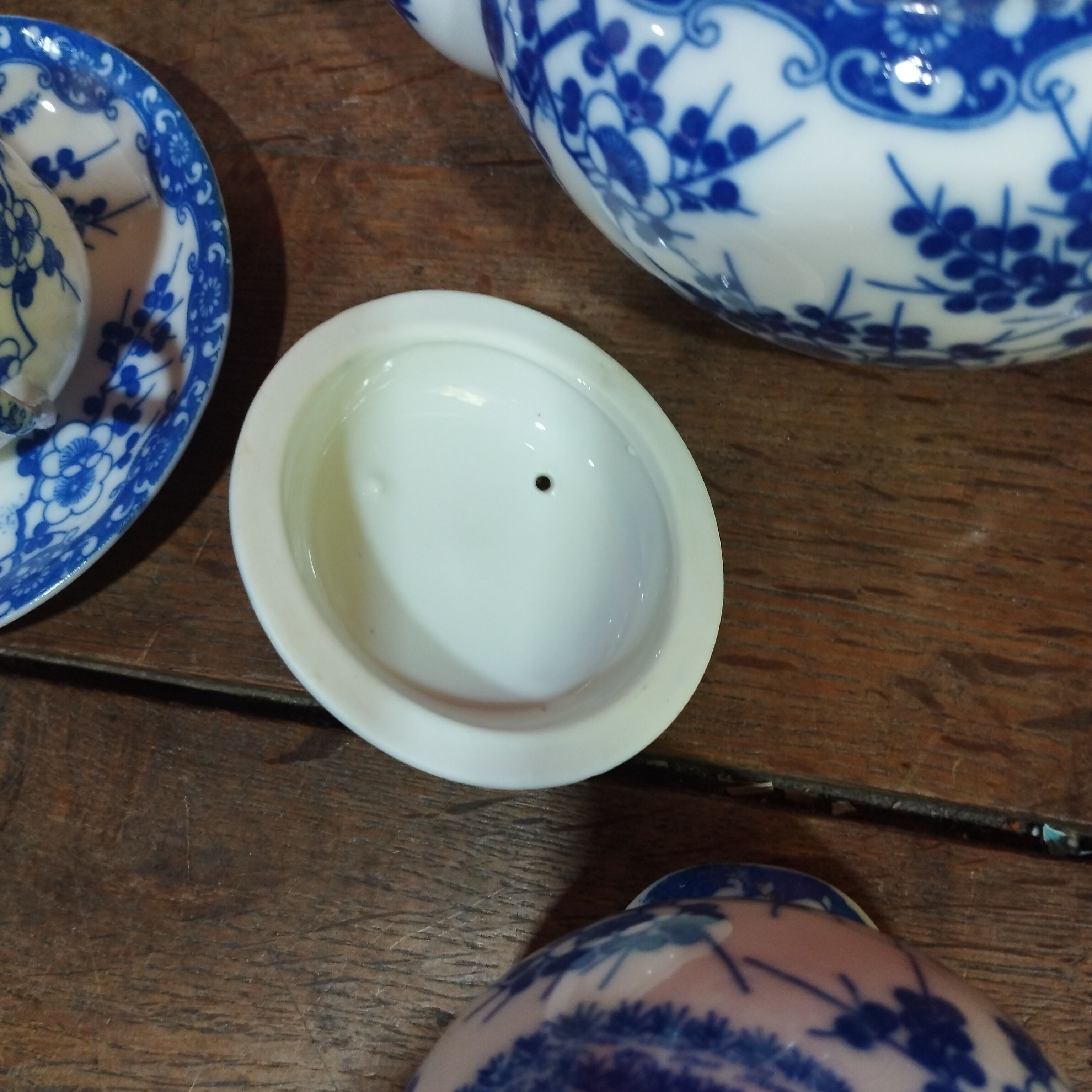 Japanese tea set consisting of 16 pieces in blue porcelain - floral motif