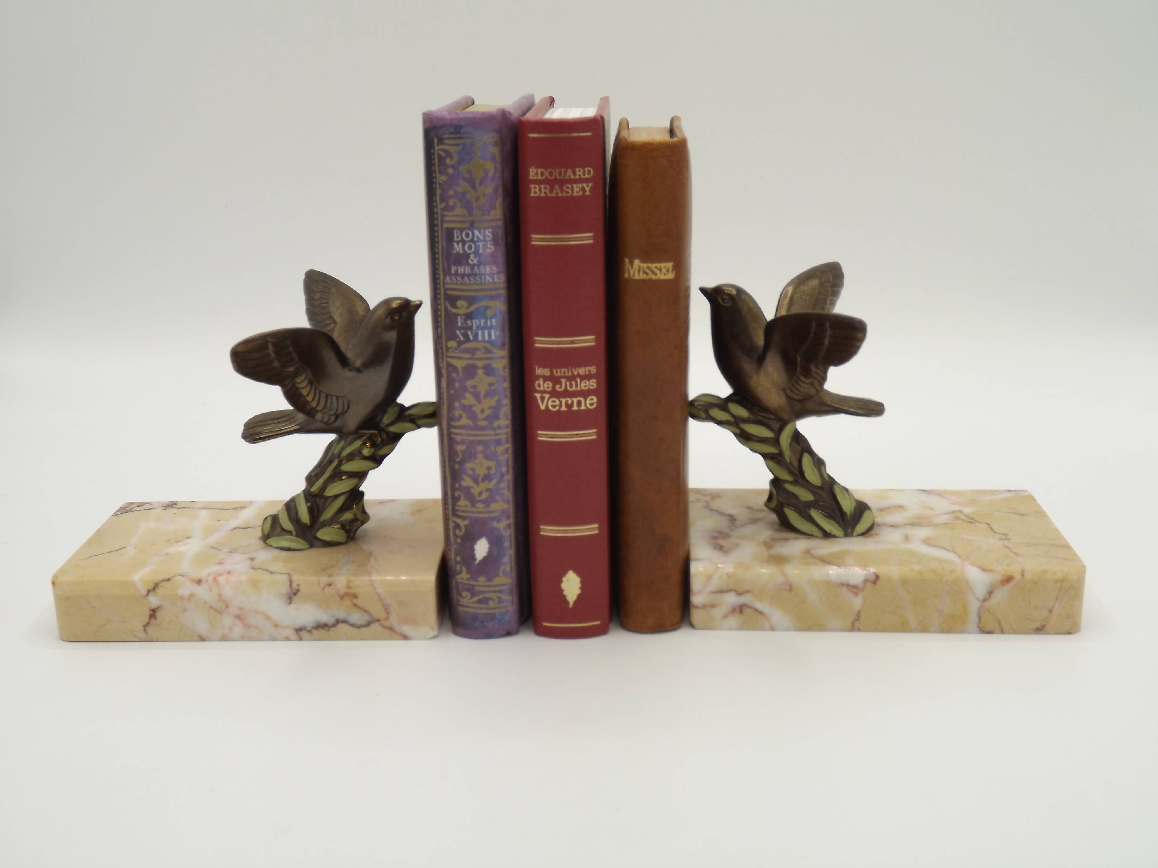 Paire de serre-livres Art déco français en étain représentant des oiseaux perchés sur une branche, socle en marbre