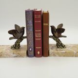 Paire de serre-livres Art déco français en étain représentant des oiseaux perchés sur une branche, socle en marbre