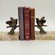 Paire de serre-livres Art déco français en étain représentant des oiseaux perchés sur une branche, socle en marbre