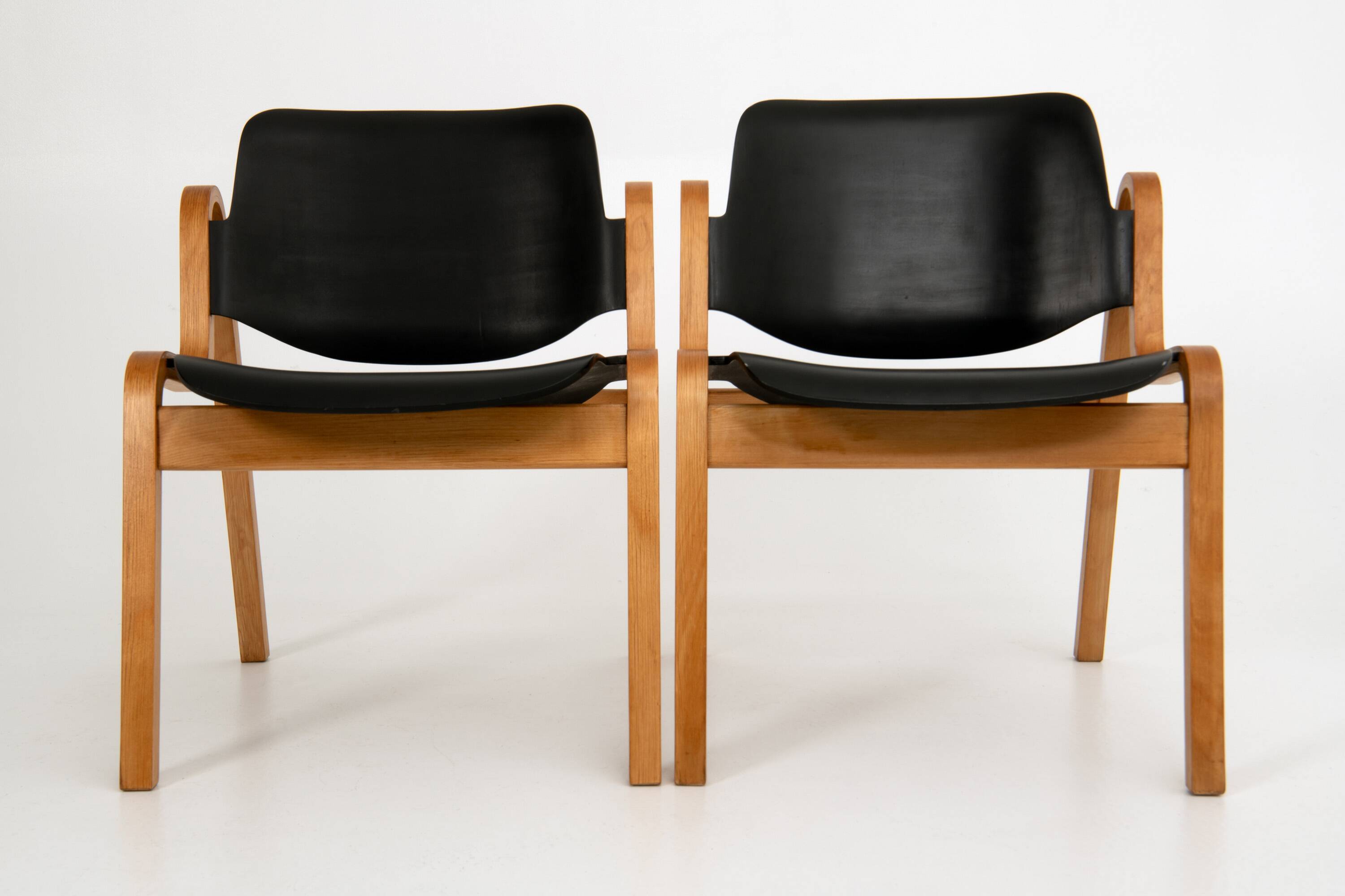 A pair of "Wilhelmina" chairs - Ilmari Tapiovaara