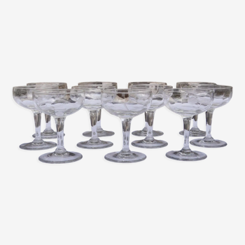 Set de 11 coupes à champagne en verre sculpté