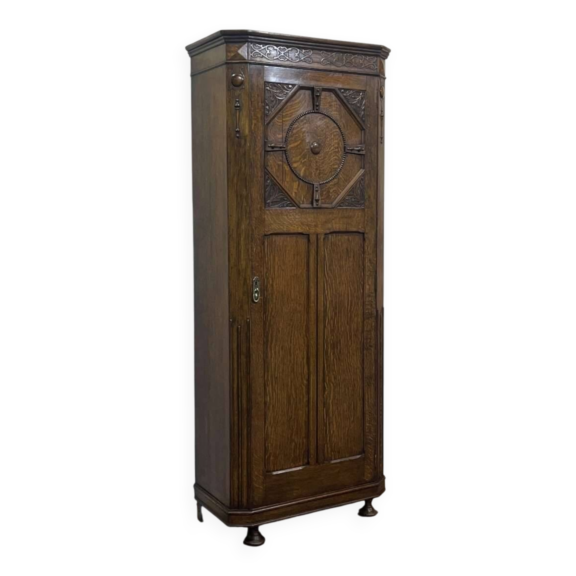 English oak wardrobe cupboard from the early 20th century