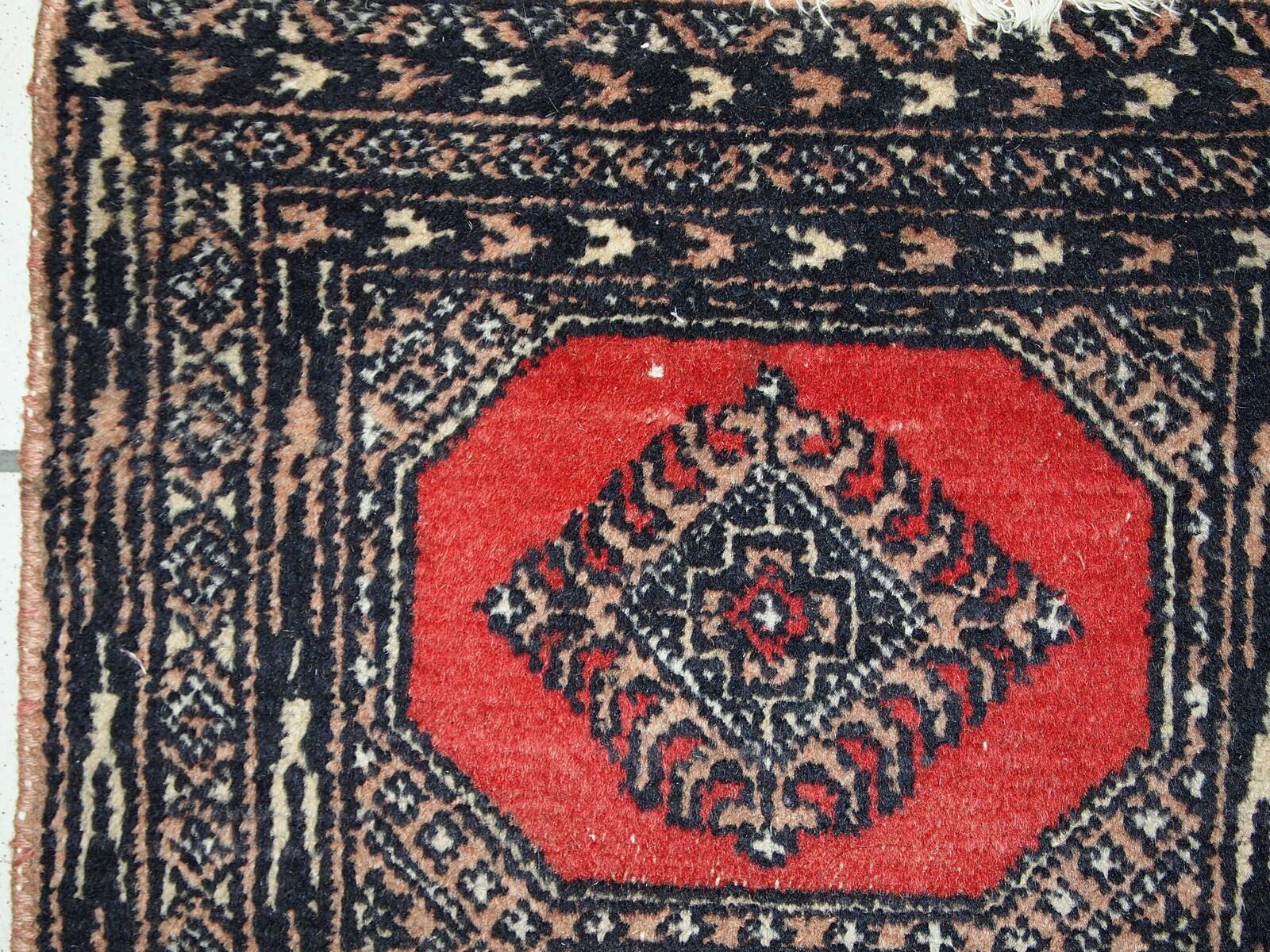 Tapis vintage fait main Lahore en laine rouge (45cm x 58cm) – Années 1970