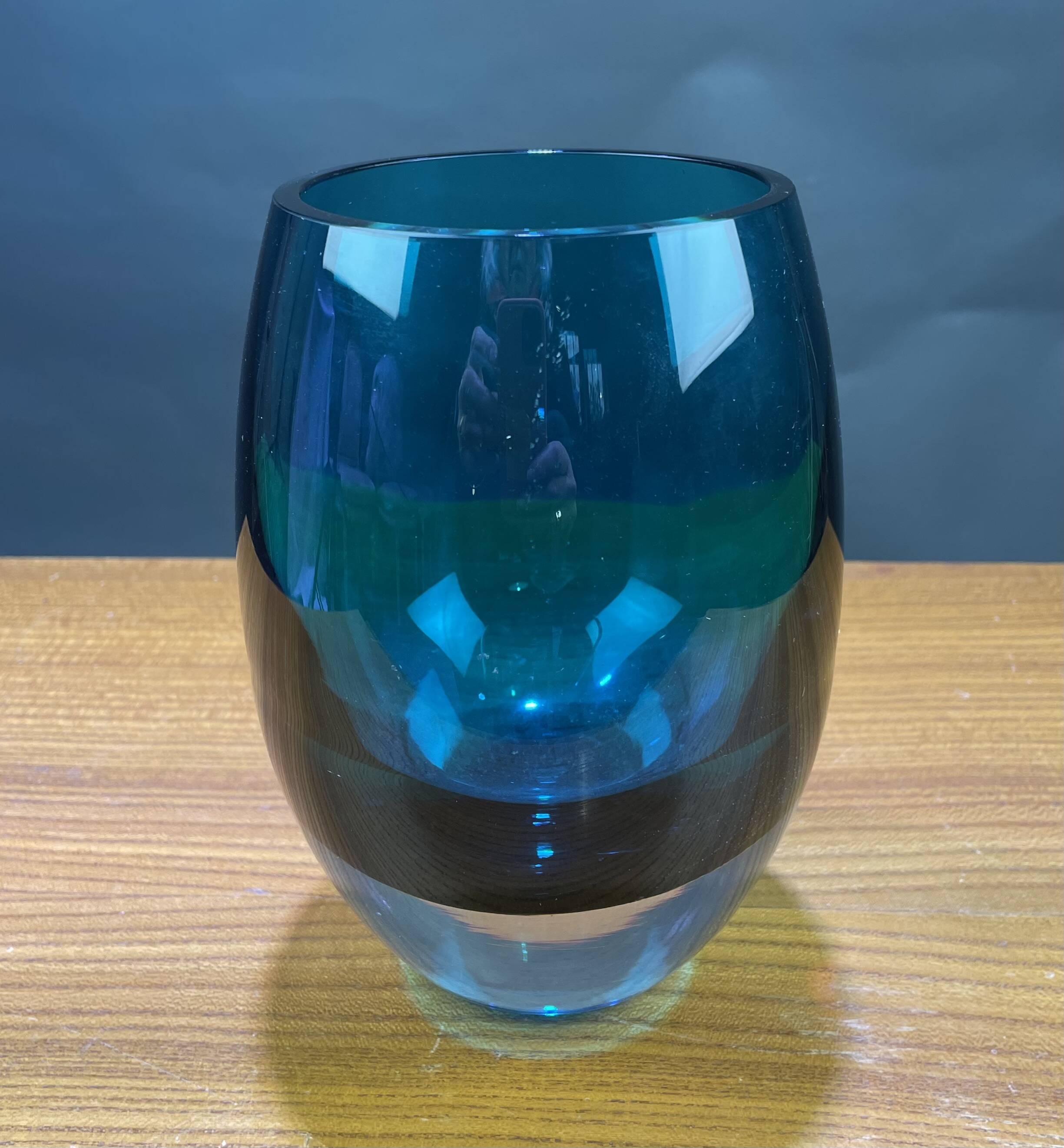 Plat en verre couleur bleu vert de forme ogive
