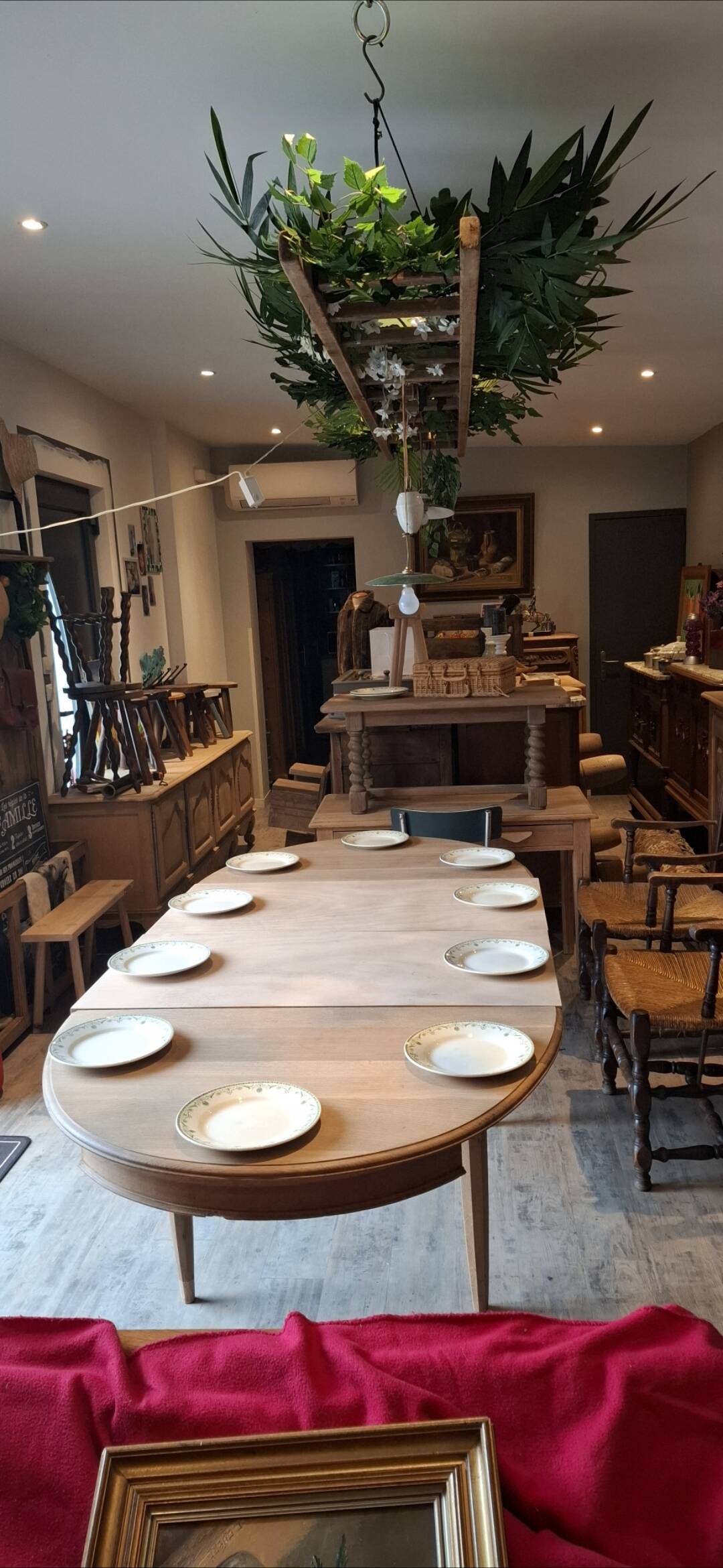 Extendable oval table