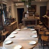 Extendable oval table