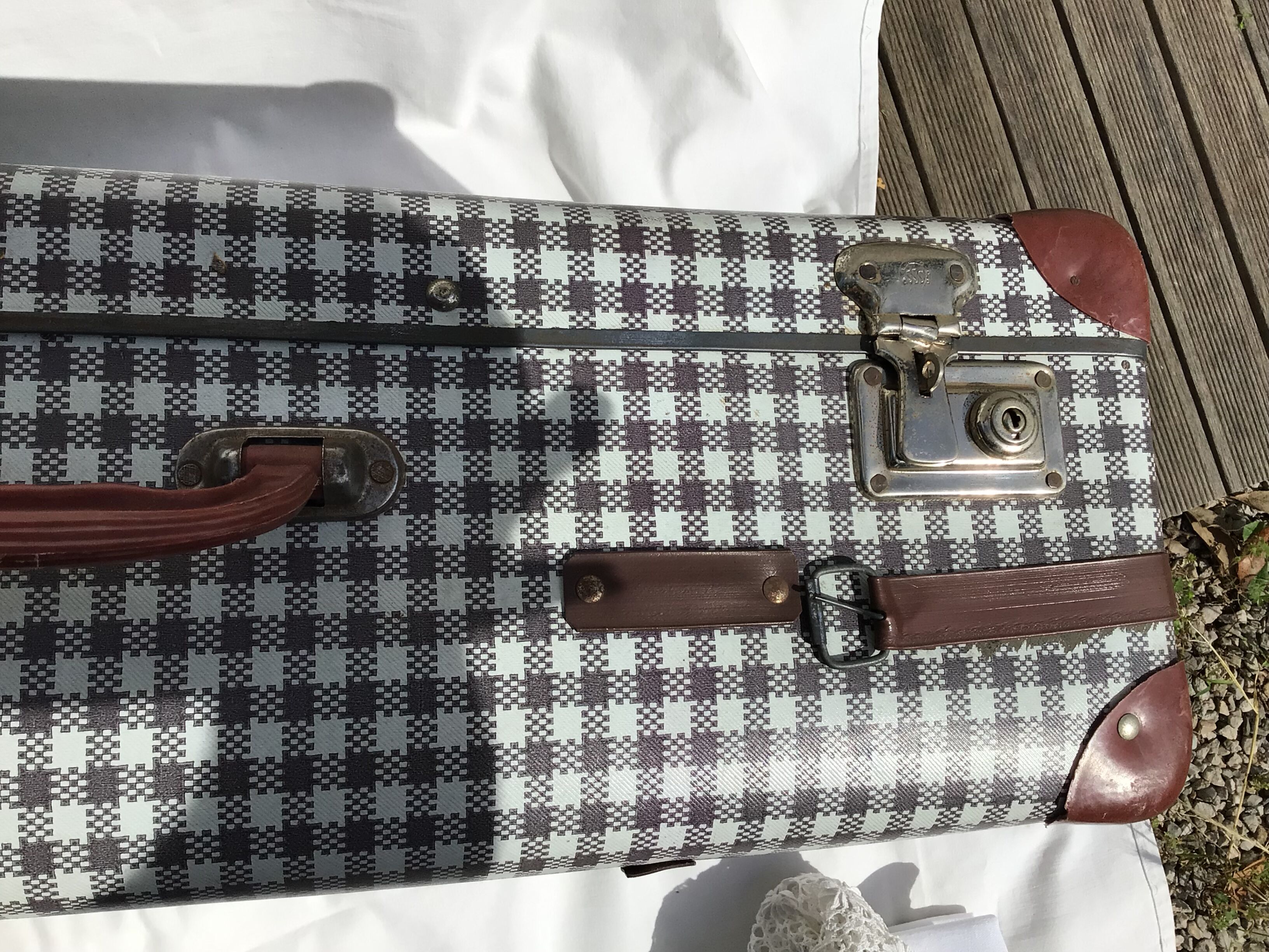 Suitcase cardboard tiles corners brown red
