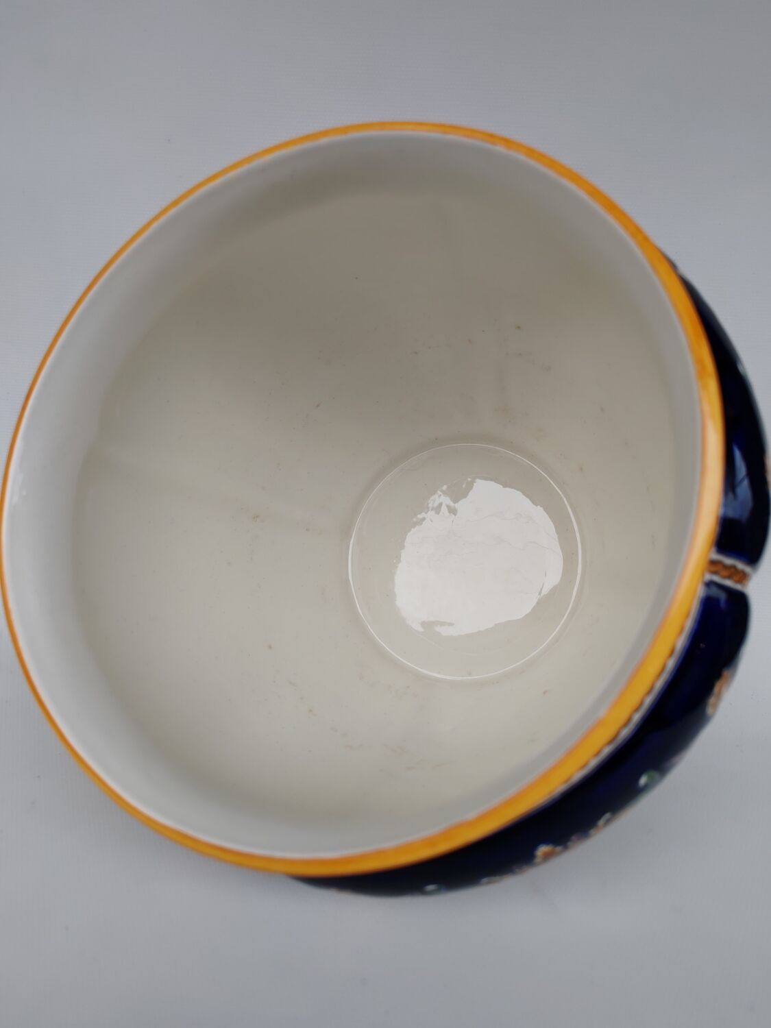 Earthenware cache pot from Gien, Renaissance model, 20th century.