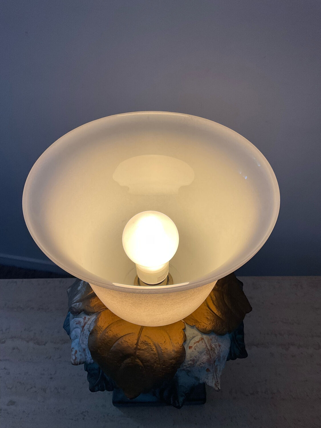 Lampe vintage en opaline et plâtre