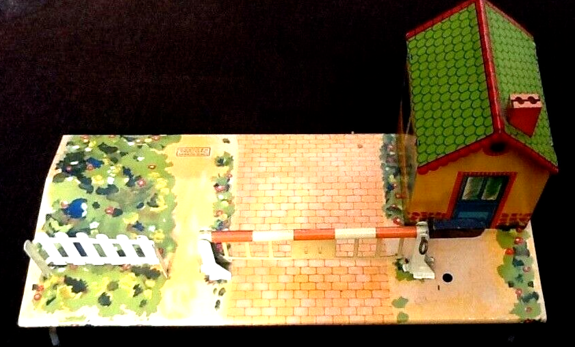 Level crossing with barrier guard house Made in France Meccano