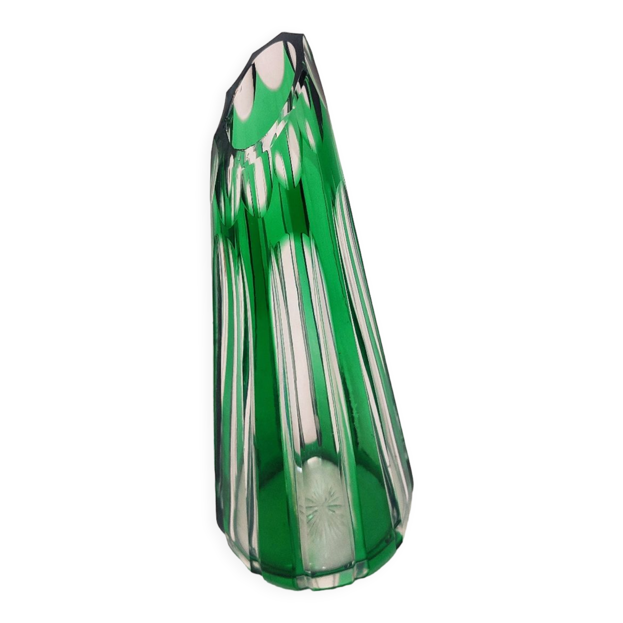 Vase en verre sculpté de Bohême. République tchèque, années 1980.