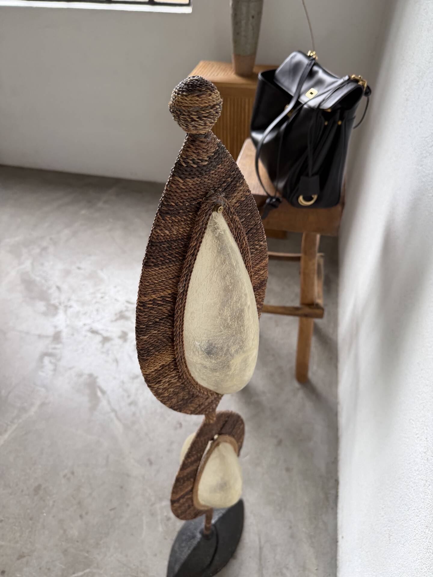 Lampadaire bronze et corde 1970