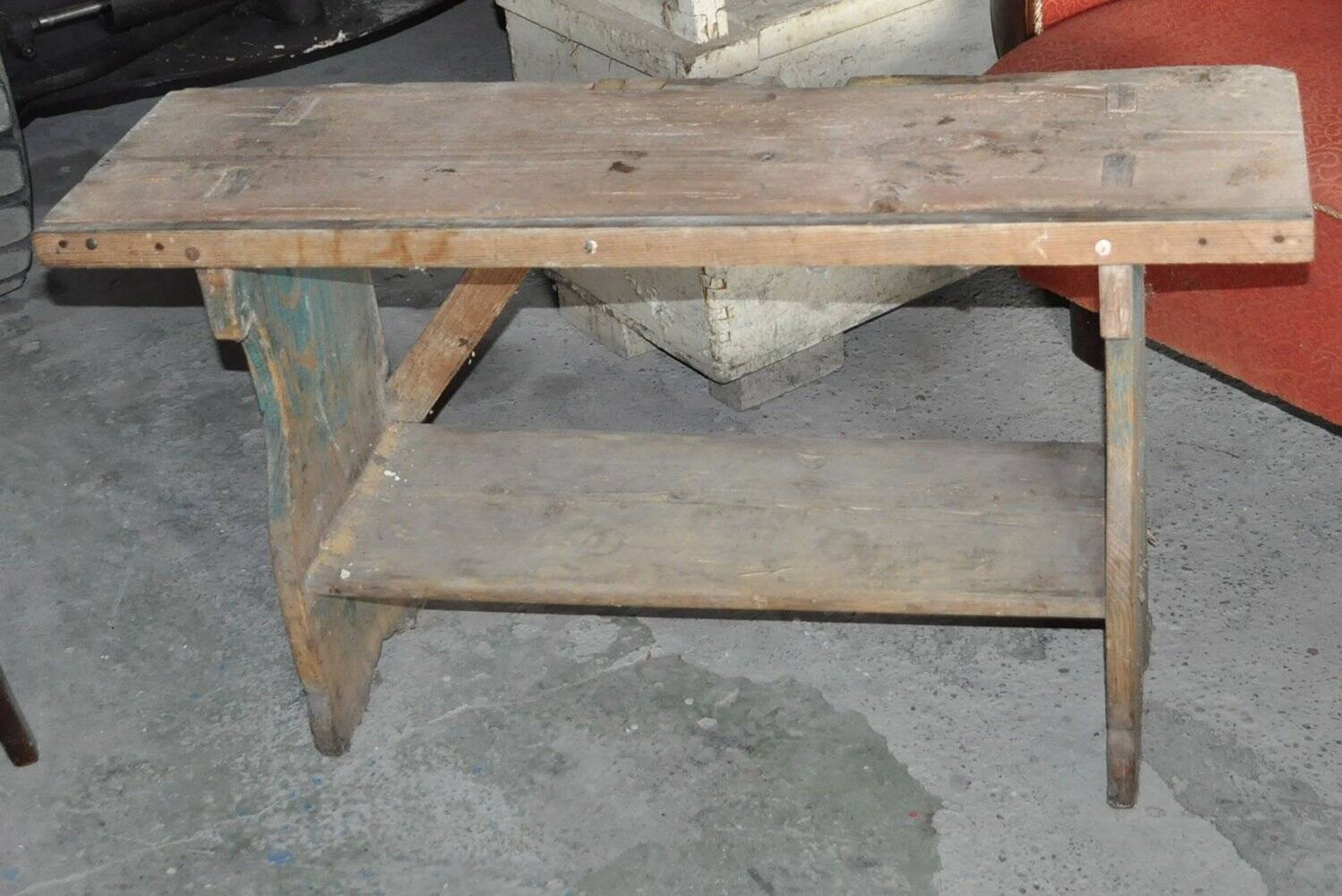 Petit banc de campagne marron en pin massif, de la période 1890-1919, style rustique.