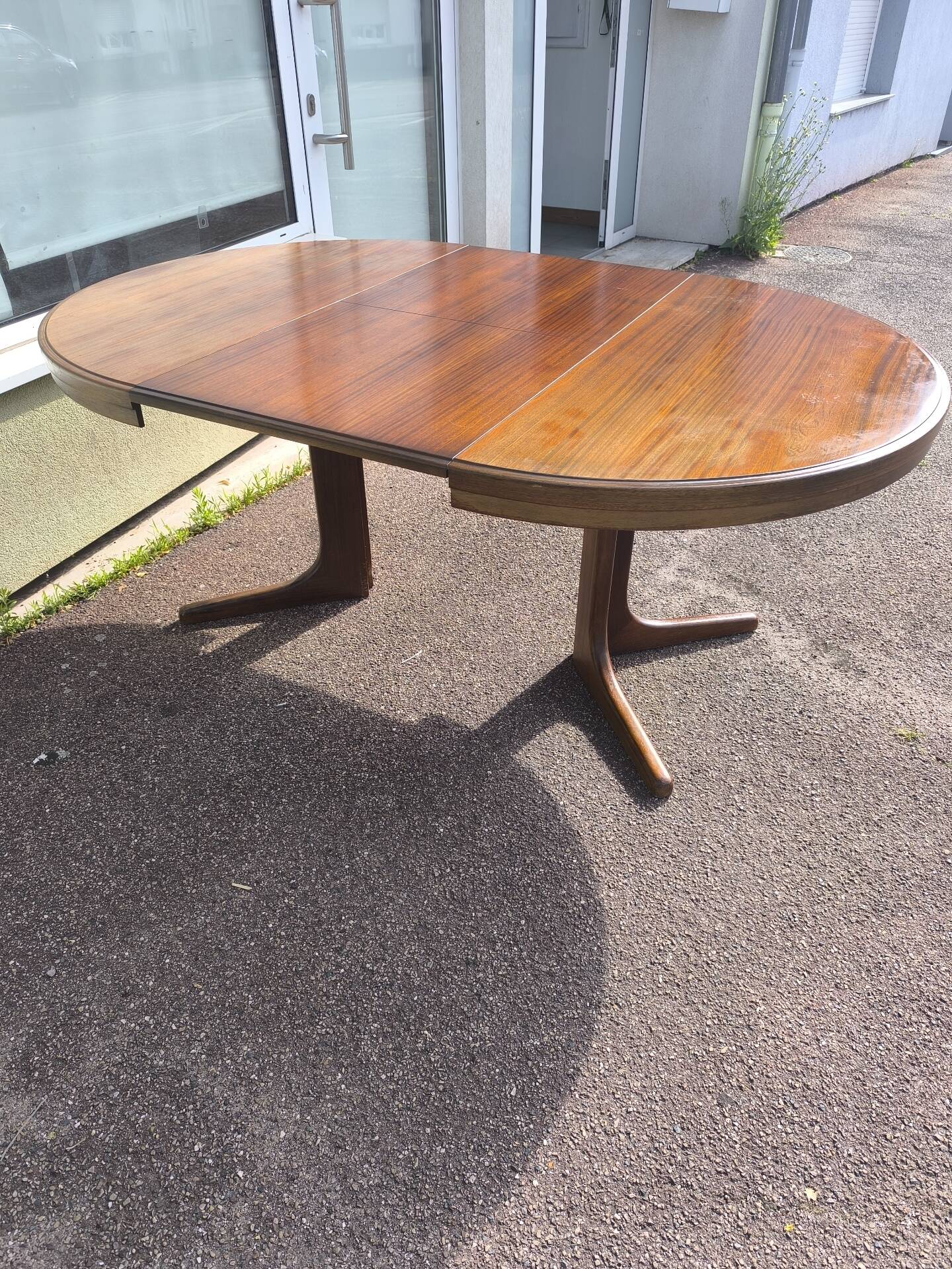 Extendable round table for 4 to 6 people, wood.