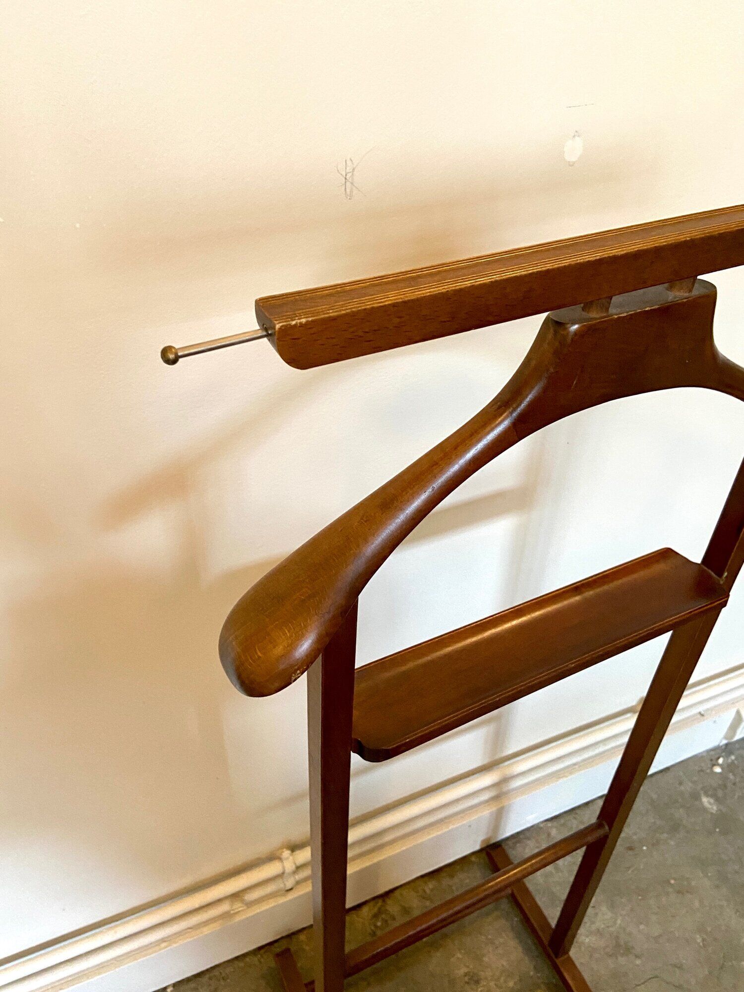 Valet de chambre on dark wood wheels