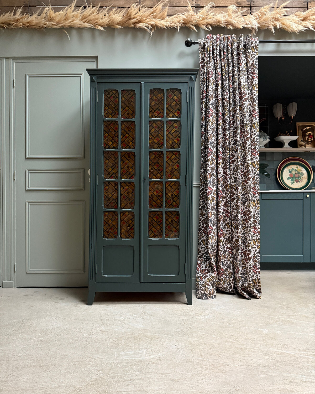 Dark green Parisian display cabinet (renovated)