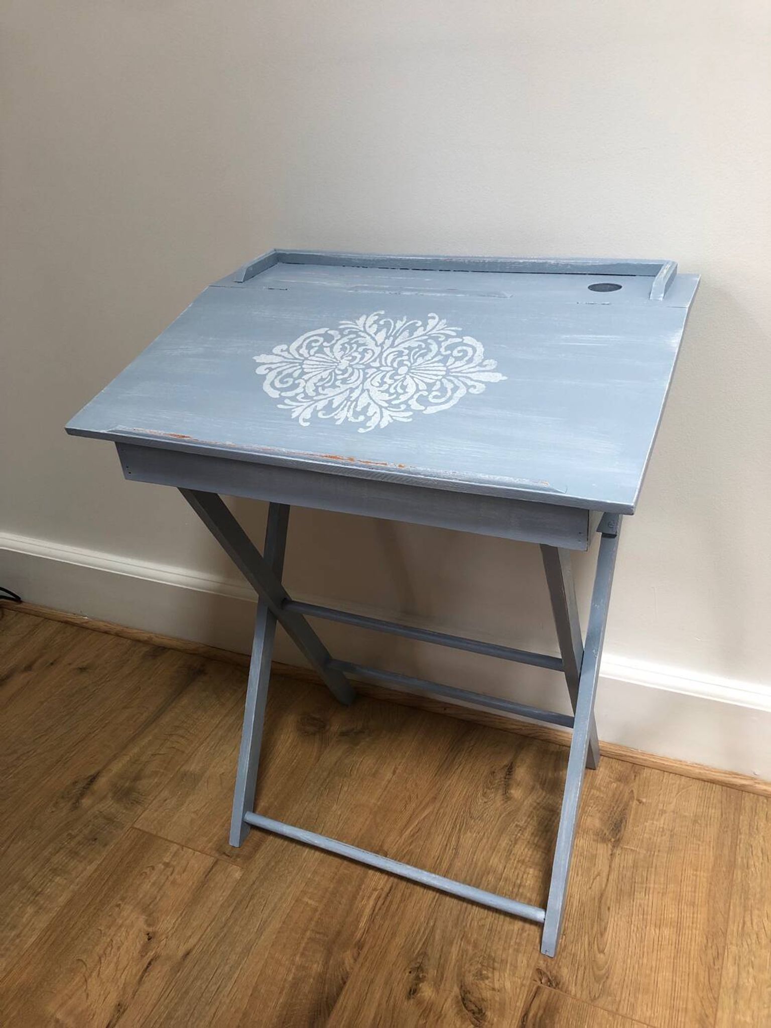 Joli pupitre / bureau d’enfant en bois