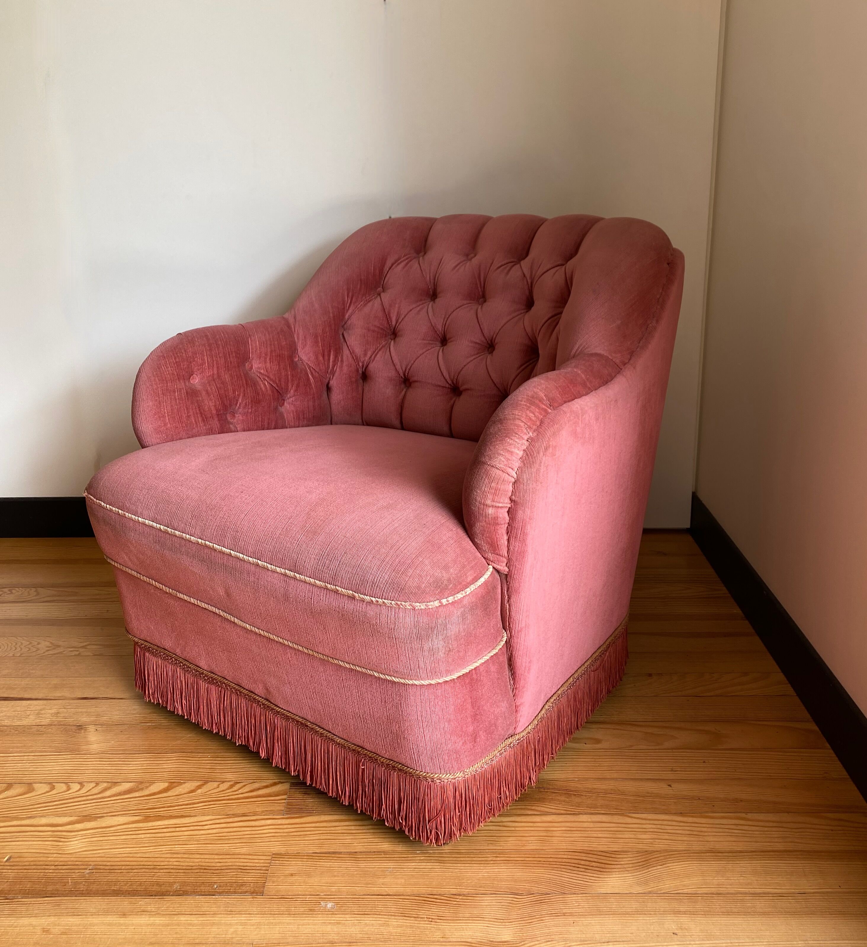 Upholstered toad armchair